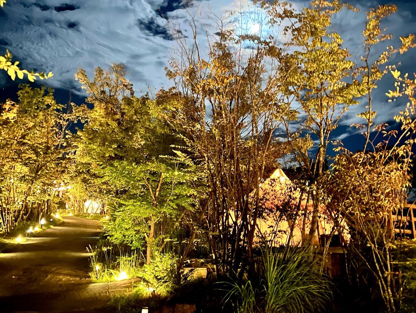 <div class="xdj266r x11i5rnm xat24cr x1mh8g0r x1vvkbs x126k92a">
<div dir="auto">夜はバーベキュー<span class="x3nfvp2 x1j61x8r x1fcty0u xdj266r xhhsvwb xat24cr xgzva0m xxymvpz xlup9mm x1kky2od"><img loading="lazy" class="xz74otr" src="https://static.xx.fbcdn.net/images/emoji.php/v9/tcb/2/16/1f356.png" alt="🍖" width="16" height="16" /></span>で</div>
<div dir="auto">盛り上がりました</p>
</div>
</div>
<div class="x11i5rnm xat24cr x1mh8g0r x1vvkbs xtlvy1s x126k92a">
<div dir="auto">鹿児島小西塾メンバーも合流</div>
<div dir="auto">して楽しい情報交換の場に</div>
</div>
<div class="x11i5rnm xat24cr x1mh8g0r x1vvkbs xtlvy1s x126k92a">
<div dir="auto">
<p>気候もちょいと肌寒くなり</p>
</div>
<div dir="auto">大人の火遊びにはもってこい</div>
<div dir="auto">の時間を過ごしました。</div>
</div>
<div class="x11i5rnm xat24cr x1mh8g0r x1vvkbs xtlvy1s x126k92a">
<div dir="auto">
<p>皆さん明日も</p>
</div>
<div dir="auto">よろしくお願いします。</div>
</div>
<div class="x11i5rnm xat24cr x1mh8g0r x1vvkbs xtlvy1s x126k92a">
</div>