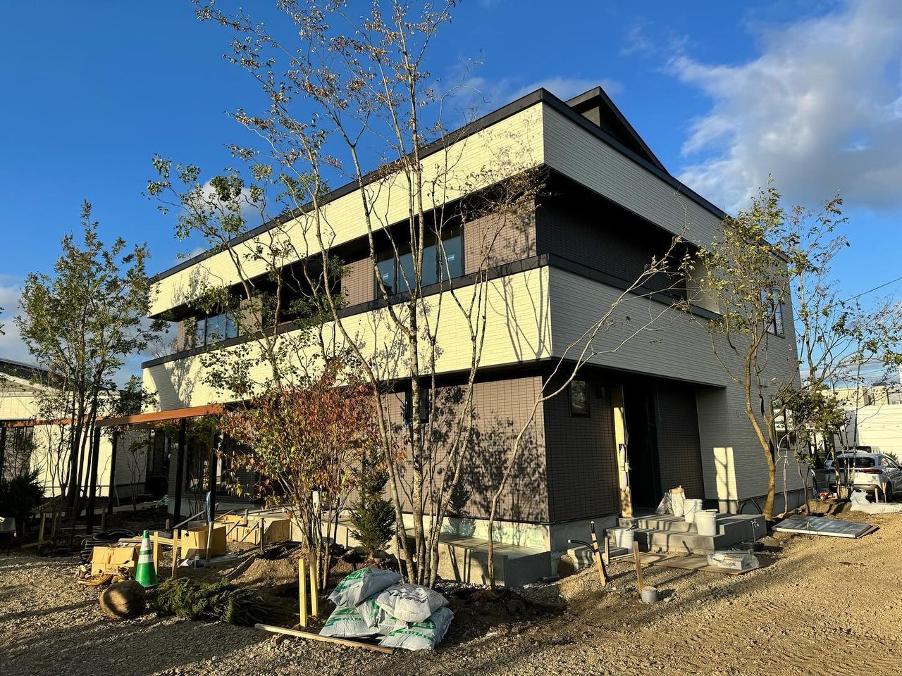 <div class="xdj266r x11i5rnm xat24cr x1mh8g0r x1vvkbs x126k92a">
<div dir="auto">DAY❷</div>
<div dir="auto">北海道 苫小牧アイパーク現場</p>
</div>
</div>
<div class="x11i5rnm xat24cr x1mh8g0r x1vvkbs xtlvy1s x126k92a">
<div dir="auto">寒さの中この辺ではあり得ない</div>
<div dir="auto">高木、特大木をトレーラー<span class="x3nfvp2 x1j61x8r x1fcty0u xdj266r xhhsvwb xat24cr xgzva0m xxymvpz xlup9mm x1kky2od"><img loading="lazy" class="xz74otr" src="https://static.xx.fbcdn.net/images/emoji.php/v9/t36/2/16/1f69b.png" alt="🚛" width="16" height="16" /></span></div>
<div dir="auto">2台を２日で立て込み完了</div>
</div>
<div class="x11i5rnm xat24cr x1mh8g0r x1vvkbs xtlvy1s x126k92a">
<div dir="auto">
<p>皆さんお疲れ様<span class="x3nfvp2 x1j61x8r x1fcty0u xdj266r xhhsvwb xat24cr xgzva0m xxymvpz xlup9mm x1kky2od"><img loading="lazy" class="xz74otr" src="https://static.xx.fbcdn.net/images/emoji.php/v9/t1e/2/16/1f60a.png" alt="😊" width="16" height="16" /></span></div>
</div>
<div class="x11i5rnm xat24cr x1mh8g0r x1vvkbs xtlvy1s x126k92a"></div>
<div class="x11i5rnm xat24cr x1mh8g0r x1vvkbs xtlvy1s x126k92a"></div>