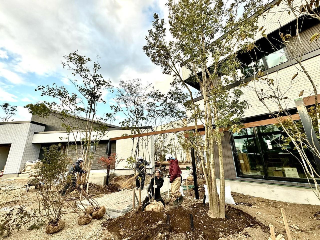 <div class="xdj266r x11i5rnm xat24cr x1mh8g0r x1vvkbs x126k92a">
<div dir="auto">DAY❷</div>
<div dir="auto">北海道 苫小牧アイパーク現場</p>
</div>
</div>
<div class="x11i5rnm xat24cr x1mh8g0r x1vvkbs xtlvy1s x126k92a">
<div dir="auto">寒さの中この辺ではあり得ない</div>
<div dir="auto">高木、特大木をトレーラー<span class="x3nfvp2 x1j61x8r x1fcty0u xdj266r xhhsvwb xat24cr xgzva0m xxymvpz xlup9mm x1kky2od"><img loading="lazy" class="xz74otr" src="https://static.xx.fbcdn.net/images/emoji.php/v9/t36/2/16/1f69b.png" alt="🚛" width="16" height="16" /></span></div>
<div dir="auto">2台を２日で立て込み完了</div>
</div>
<div class="x11i5rnm xat24cr x1mh8g0r x1vvkbs xtlvy1s x126k92a">
<div dir="auto">
<p>皆さんお疲れ様<span class="x3nfvp2 x1j61x8r x1fcty0u xdj266r xhhsvwb xat24cr xgzva0m xxymvpz xlup9mm x1kky2od"><img loading="lazy" class="xz74otr" src="https://static.xx.fbcdn.net/images/emoji.php/v9/t1e/2/16/1f60a.png" alt="😊" width="16" height="16" /></span></div>
</div>
<div class="x11i5rnm xat24cr x1mh8g0r x1vvkbs xtlvy1s x126k92a"></div>
<div class="x11i5rnm xat24cr x1mh8g0r x1vvkbs xtlvy1s x126k92a"></div>