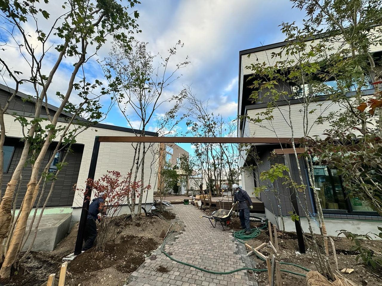 <div class="xdj266r x11i5rnm xat24cr x1mh8g0r x1vvkbs x126k92a">
<div dir="auto">DAY❷</div>
<div dir="auto">北海道 苫小牧アイパーク現場</p>
</div>
</div>
<div class="x11i5rnm xat24cr x1mh8g0r x1vvkbs xtlvy1s x126k92a">
<div dir="auto">寒さの中この辺ではあり得ない</div>
<div dir="auto">高木、特大木をトレーラー<span class="x3nfvp2 x1j61x8r x1fcty0u xdj266r xhhsvwb xat24cr xgzva0m xxymvpz xlup9mm x1kky2od"><img loading="lazy" class="xz74otr" src="https://static.xx.fbcdn.net/images/emoji.php/v9/t36/2/16/1f69b.png" alt="🚛" width="16" height="16" /></span></div>
<div dir="auto">2台を２日で立て込み完了</div>
</div>
<div class="x11i5rnm xat24cr x1mh8g0r x1vvkbs xtlvy1s x126k92a">
<div dir="auto">
<p>皆さんお疲れ様<span class="x3nfvp2 x1j61x8r x1fcty0u xdj266r xhhsvwb xat24cr xgzva0m xxymvpz xlup9mm x1kky2od"><img loading="lazy" class="xz74otr" src="https://static.xx.fbcdn.net/images/emoji.php/v9/t1e/2/16/1f60a.png" alt="😊" width="16" height="16" /></span></div>
</div>
<div class="x11i5rnm xat24cr x1mh8g0r x1vvkbs xtlvy1s x126k92a"></div>
<div class="x11i5rnm xat24cr x1mh8g0r x1vvkbs xtlvy1s x126k92a"></div>