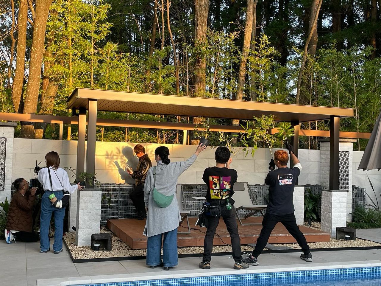 <div class="xdj266r x11i5rnm xat24cr x1mh8g0r x1vvkbs x126k92a">
<div dir="auto">10月24日</div>
</div>
<div class="x11i5rnm xat24cr x1mh8g0r x1vvkbs xtlvy1s x126k92a">
<div dir="auto">昨年よりプロデュース・設計監修させて頂いた</div>
<div dir="auto">グランピング 森の空でPanasonicさんの</div>
<div dir="auto">
<p>イメージムービー撮影<span class="x3nfvp2 x1j61x8r x1fcty0u xdj266r xhhsvwb xat24cr xgzva0m xxymvpz xlup9mm x1kky2od"><img loading="lazy" class="xz74otr" src="https://static.xx.fbcdn.net/images/emoji.php/v9/ta9/2/16/1f4fd.png" alt="📽️" width="16" height="16" /></span></p>
<p>&nbsp;</p>
</div>
</div>
<div class="x11i5rnm xat24cr x1mh8g0r x1vvkbs xtlvy1s x126k92a">
<div dir="auto">いつもながら<span class="x3nfvp2 x1j61x8r x1fcty0u xdj266r xhhsvwb xat24cr xgzva0m xxymvpz xlup9mm x1kky2od"><img loading="lazy" class="xz74otr" src="https://static.xx.fbcdn.net/images/emoji.php/v9/t60/2/16/1f4a6.png" alt="💦" width="16" height="16" /></span>本格的な撮影に圧倒されない様に</div>
<div dir="auto">気合いで頑張り無事終了<span class="x3nfvp2 x1j61x8r x1fcty0u xdj266r xhhsvwb xat24cr xgzva0m xxymvpz xlup9mm x1kky2od"><img loading="lazy" class="xz74otr" src="https://static.xx.fbcdn.net/images/emoji.php/v9/t1e/2/16/1f60a.png" alt="😊" width="16" height="16" /></span></div>
</div>
<div class="x11i5rnm xat24cr x1mh8g0r x1vvkbs xtlvy1s x126k92a">
<div dir="auto">
<p>今ではなかなか予約取れない施設になり</p>
<p>作り手としては、、、大変嬉しい限りです<span class="x3nfvp2 x1j61x8r x1fcty0u xdj266r xhhsvwb xat24cr xgzva0m xxymvpz xlup9mm x1kky2od"><img loading="lazy" class="xz74otr" src="https://static.xx.fbcdn.net/images/emoji.php/v9/t7c/2/16/263a.png" alt="☺️" width="16" height="16" /></span></p>
</div>
</div>
<div class="x11i5rnm xat24cr x1mh8g0r x1vvkbs xtlvy1s x126k92a">
<div dir="auto">
<p>秋<span class="x3nfvp2 x1j61x8r x1fcty0u xdj266r xhhsvwb xat24cr xgzva0m xxymvpz xlup9mm x1kky2od"><img loading="lazy" class="xz74otr" src="https://static.xx.fbcdn.net/images/emoji.php/v9/t28/2/16/1f342.png" alt="🍂" width="16" height="16" /></span>の晴天にも恵まれ最高の1日でした。</div>
</div>
<div class="x11i5rnm xat24cr x1mh8g0r x1vvkbs xtlvy1s x126k92a">
<div dir="auto">
<p>来年公開予定なんで皆様よろしくお願いします。<span class="x3nfvp2 x1j61x8r x1fcty0u xdj266r xhhsvwb xat24cr xgzva0m xxymvpz xlup9mm x1kky2od"><img loading="lazy" class="xz74otr" src="https://static.xx.fbcdn.net/images/emoji.php/v9/t70/2/16/1f647.png" alt="🙇" width="16" height="16" /></span></p>
</div>
</div>
<div class="x11i5rnm xat24cr x1mh8g0r x1vvkbs xtlvy1s x126k92a"></div>