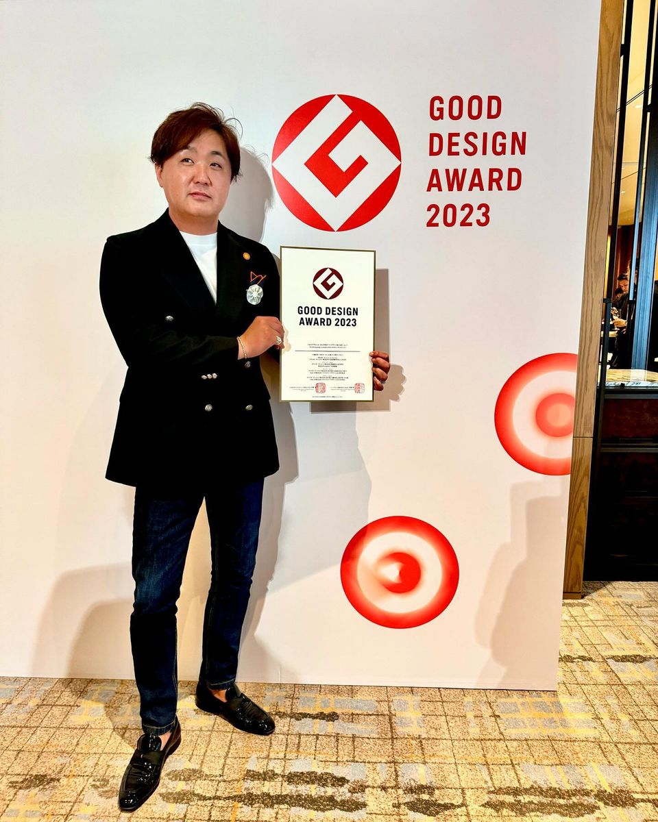 <div class="xdj266r x11i5rnm xat24cr x1mh8g0r x1vvkbs x126k92a">
<div dir="auto">10月25日</div>
</div>
<div class="x11i5rnm xat24cr x1mh8g0r x1vvkbs xtlvy1s x126k92a">
<div dir="auto">グランドハイアット東京でグッドデザイン賞の</div>
<div dir="auto">
<p>表彰式に出席してきました<span class="x3nfvp2 x1j61x8r x1fcty0u xdj266r xhhsvwb xat24cr xgzva0m xxymvpz xlup9mm x1kky2od"><img loading="lazy" class="xz74otr" src="https://static.xx.fbcdn.net/images/emoji.php/v9/t1e/2/16/1f60a.png" alt="😊" width="16" height="16" /></span></p>
<p> </p>
</div>
</div>
<div class="x11i5rnm xat24cr x1mh8g0r x1vvkbs xtlvy1s x126k92a">
<div dir="auto">今回は田主丸緑地建設としての嬉しい受賞です</div>
<div dir="auto">
<p>この受賞は池澤ご夫妻との出会いと温かい</p>
</div>
<div dir="auto">お付き合いがあってこその結果でした</div>
<div dir="auto">
<p>本当にありがとうございます<span class="x3nfvp2 x1j61x8r x1fcty0u xdj266r xhhsvwb xat24cr xgzva0m xxymvpz xlup9mm x1kky2od"><img loading="lazy" class="xz74otr" src="https://static.xx.fbcdn.net/images/emoji.php/v9/ta0/2/16/1f647 200d 2642.png" alt="🙇‍♂️" width="16" height="16" /></span></p>
</div>
</div>
<div class="x11i5rnm xat24cr x1mh8g0r x1vvkbs xtlvy1s x126k92a">
<div dir="auto">
<p>福津Officeの上ちゃん、富永さんの資料制作</p>
</div>
<div dir="auto">ほんといつもながら感謝です</div>
</div>
<div class="x11i5rnm xat24cr x1mh8g0r x1vvkbs xtlvy1s x126k92a">
<div dir="auto">社員、協力業者の皆様ありがとうございます<span class="x3nfvp2 x1j61x8r x1fcty0u xdj266r xhhsvwb xat24cr xgzva0m xxymvpz xlup9mm x1kky2od"><img loading="lazy" class="xz74otr" src="https://static.xx.fbcdn.net/images/emoji.php/v9/ta0/2/16/1f647 200d 2642.png" alt="🙇‍♂️" width="16" height="16" /></span></div>
<div dir="auto">
<p>皆んなの協力で頂いたグッドデザイン賞です</p>
</div>
</div>