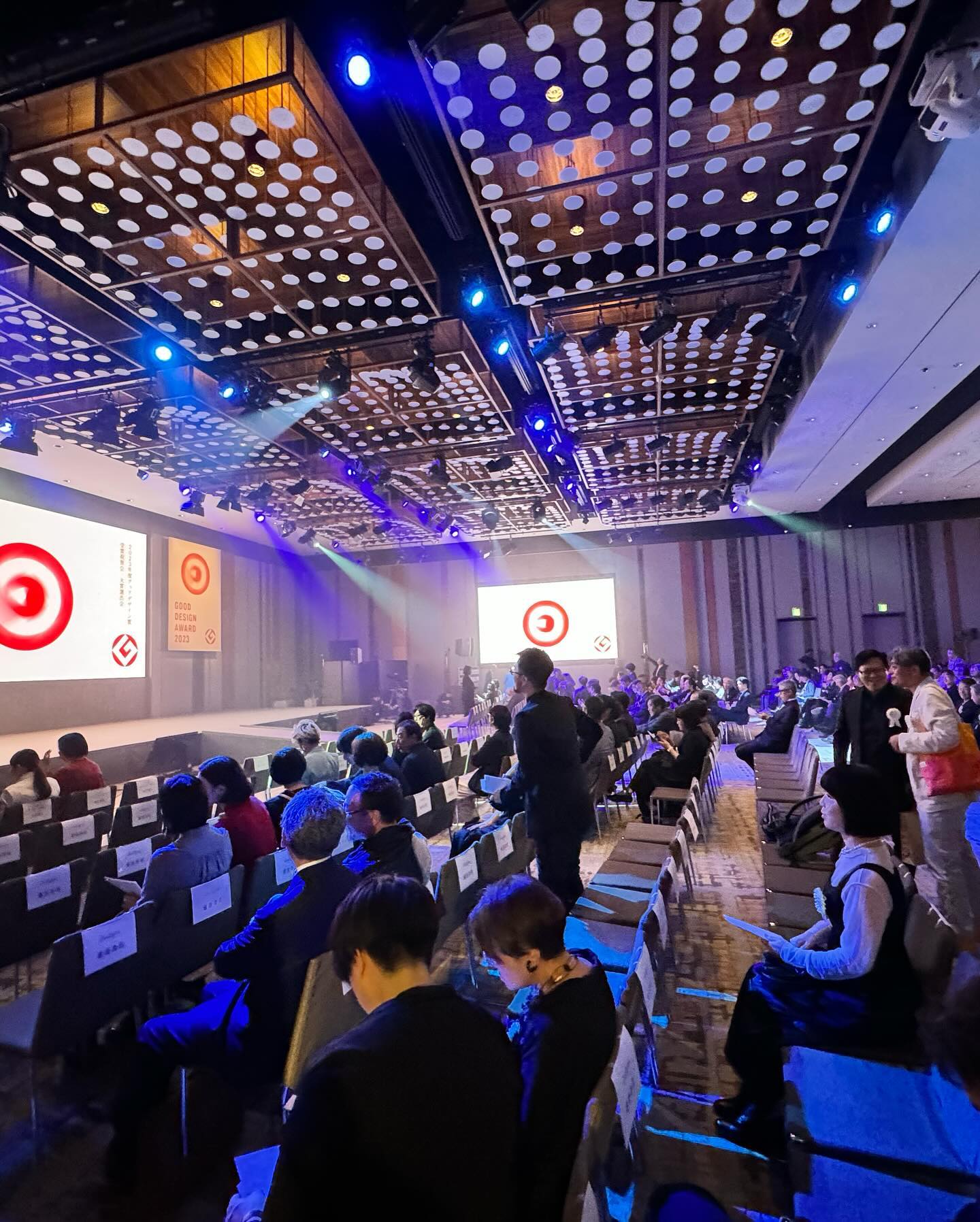 <div class="xdj266r x11i5rnm xat24cr x1mh8g0r x1vvkbs x126k92a">
<div dir="auto">10月25日</div>
</div>
<div class="x11i5rnm xat24cr x1mh8g0r x1vvkbs xtlvy1s x126k92a">
<div dir="auto">グランドハイアット東京でグッドデザイン賞の</div>
<div dir="auto">
<p>表彰式に出席してきました<span class="x3nfvp2 x1j61x8r x1fcty0u xdj266r xhhsvwb xat24cr xgzva0m xxymvpz xlup9mm x1kky2od"><img loading="lazy" class="xz74otr" src="https://static.xx.fbcdn.net/images/emoji.php/v9/t1e/2/16/1f60a.png" alt="😊" width="16" height="16" /></span></p>
<p> </p>
</div>
</div>
<div class="x11i5rnm xat24cr x1mh8g0r x1vvkbs xtlvy1s x126k92a">
<div dir="auto">今回は田主丸緑地建設としての嬉しい受賞です</div>
<div dir="auto">
<p>この受賞は池澤ご夫妻との出会いと温かい</p>
</div>
<div dir="auto">お付き合いがあってこその結果でした</div>
<div dir="auto">
<p>本当にありがとうございます<span class="x3nfvp2 x1j61x8r x1fcty0u xdj266r xhhsvwb xat24cr xgzva0m xxymvpz xlup9mm x1kky2od"><img loading="lazy" class="xz74otr" src="https://static.xx.fbcdn.net/images/emoji.php/v9/ta0/2/16/1f647 200d 2642.png" alt="🙇‍♂️" width="16" height="16" /></span></p>
</div>
</div>
<div class="x11i5rnm xat24cr x1mh8g0r x1vvkbs xtlvy1s x126k92a">
<div dir="auto">
<p>福津Officeの上ちゃん、富永さんの資料制作</p>
</div>
<div dir="auto">ほんといつもながら感謝です</div>
</div>
<div class="x11i5rnm xat24cr x1mh8g0r x1vvkbs xtlvy1s x126k92a">
<div dir="auto">社員、協力業者の皆様ありがとうございます<span class="x3nfvp2 x1j61x8r x1fcty0u xdj266r xhhsvwb xat24cr xgzva0m xxymvpz xlup9mm x1kky2od"><img loading="lazy" class="xz74otr" src="https://static.xx.fbcdn.net/images/emoji.php/v9/ta0/2/16/1f647 200d 2642.png" alt="🙇‍♂️" width="16" height="16" /></span></div>
<div dir="auto">
<p>皆んなの協力で頂いたグッドデザイン賞です</p>
</div>
</div>