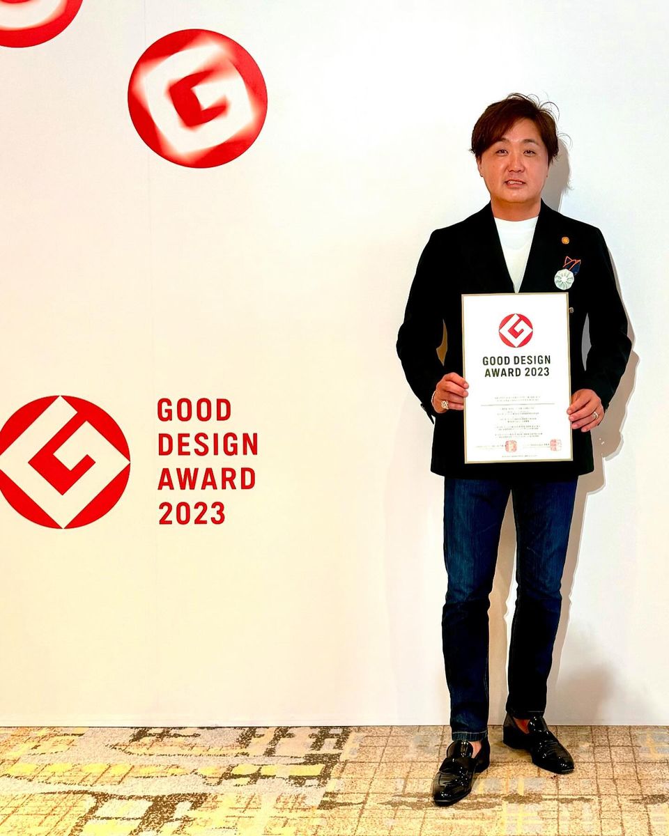 <div class="xdj266r x11i5rnm xat24cr x1mh8g0r x1vvkbs x126k92a">
<div dir="auto">10月25日</div>
</div>
<div class="x11i5rnm xat24cr x1mh8g0r x1vvkbs xtlvy1s x126k92a">
<div dir="auto">グランドハイアット東京でグッドデザイン賞の</div>
<div dir="auto">
<p>表彰式に出席してきました<span class="x3nfvp2 x1j61x8r x1fcty0u xdj266r xhhsvwb xat24cr xgzva0m xxymvpz xlup9mm x1kky2od"><img loading="lazy" class="xz74otr" src="https://static.xx.fbcdn.net/images/emoji.php/v9/t1e/2/16/1f60a.png" alt="😊" width="16" height="16" /></span></p>
<p> </p>
</div>
</div>
<div class="x11i5rnm xat24cr x1mh8g0r x1vvkbs xtlvy1s x126k92a">
<div dir="auto">今回は田主丸緑地建設としての嬉しい受賞です</div>
<div dir="auto">
<p>この受賞は池澤ご夫妻との出会いと温かい</p>
</div>
<div dir="auto">お付き合いがあってこその結果でした</div>
<div dir="auto">
<p>本当にありがとうございます<span class="x3nfvp2 x1j61x8r x1fcty0u xdj266r xhhsvwb xat24cr xgzva0m xxymvpz xlup9mm x1kky2od"><img loading="lazy" class="xz74otr" src="https://static.xx.fbcdn.net/images/emoji.php/v9/ta0/2/16/1f647 200d 2642.png" alt="🙇‍♂️" width="16" height="16" /></span></p>
</div>
</div>
<div class="x11i5rnm xat24cr x1mh8g0r x1vvkbs xtlvy1s x126k92a">
<div dir="auto">
<p>福津Officeの上ちゃん、富永さんの資料制作</p>
</div>
<div dir="auto">ほんといつもながら感謝です</div>
</div>
<div class="x11i5rnm xat24cr x1mh8g0r x1vvkbs xtlvy1s x126k92a">
<div dir="auto">社員、協力業者の皆様ありがとうございます<span class="x3nfvp2 x1j61x8r x1fcty0u xdj266r xhhsvwb xat24cr xgzva0m xxymvpz xlup9mm x1kky2od"><img loading="lazy" class="xz74otr" src="https://static.xx.fbcdn.net/images/emoji.php/v9/ta0/2/16/1f647 200d 2642.png" alt="🙇‍♂️" width="16" height="16" /></span></div>
<div dir="auto">
<p>皆んなの協力で頂いたグッドデザイン賞です</p>
</div>
</div>