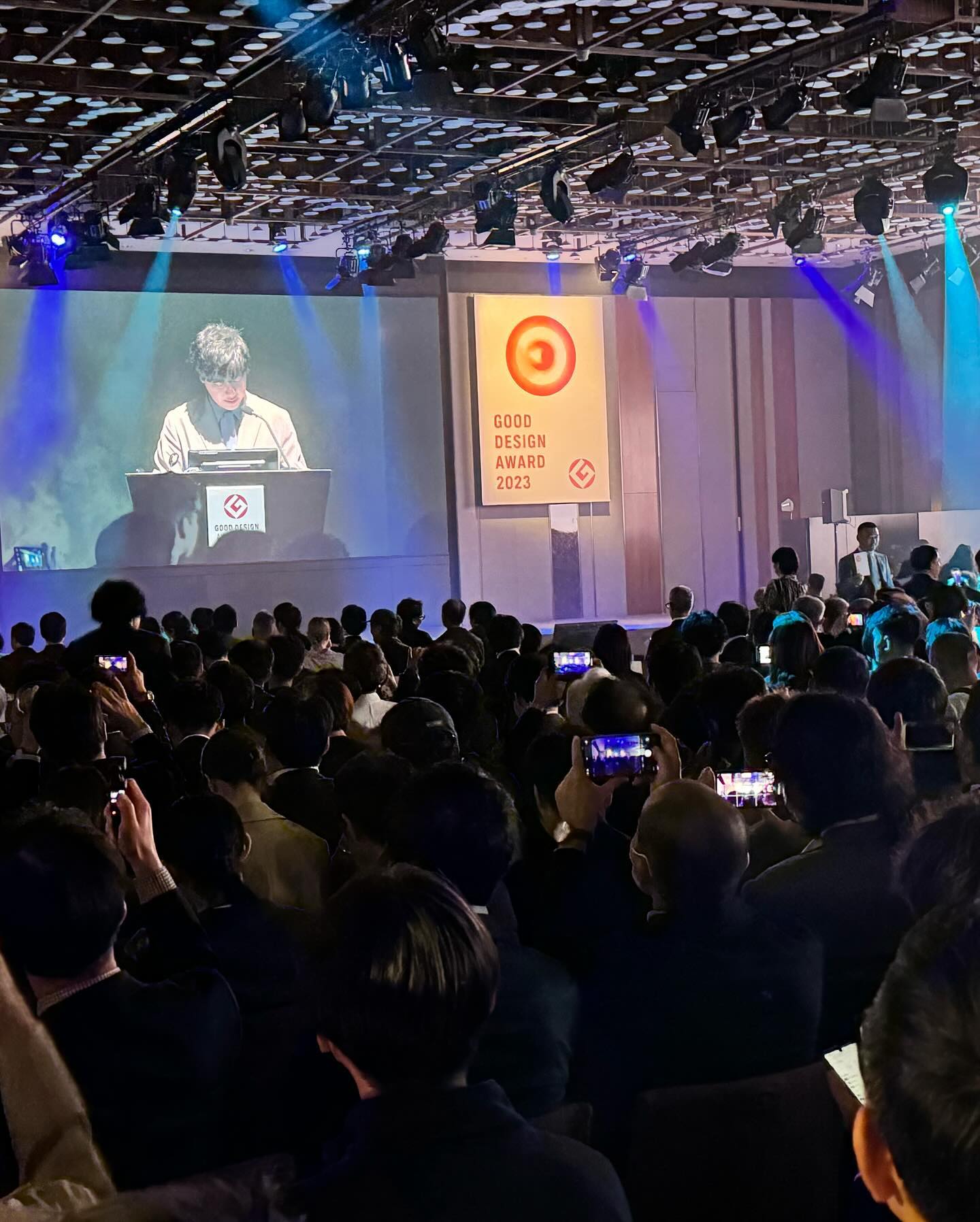 <div class="xdj266r x11i5rnm xat24cr x1mh8g0r x1vvkbs x126k92a">
<div dir="auto">10月25日</div>
</div>
<div class="x11i5rnm xat24cr x1mh8g0r x1vvkbs xtlvy1s x126k92a">
<div dir="auto">グランドハイアット東京でグッドデザイン賞の</div>
<div dir="auto">
<p>表彰式に出席してきました<span class="x3nfvp2 x1j61x8r x1fcty0u xdj266r xhhsvwb xat24cr xgzva0m xxymvpz xlup9mm x1kky2od"><img loading="lazy" class="xz74otr" src="https://static.xx.fbcdn.net/images/emoji.php/v9/t1e/2/16/1f60a.png" alt="😊" width="16" height="16" /></span></p>
<p> </p>
</div>
</div>
<div class="x11i5rnm xat24cr x1mh8g0r x1vvkbs xtlvy1s x126k92a">
<div dir="auto">今回は田主丸緑地建設としての嬉しい受賞です</div>
<div dir="auto">
<p>この受賞は池澤ご夫妻との出会いと温かい</p>
</div>
<div dir="auto">お付き合いがあってこその結果でした</div>
<div dir="auto">
<p>本当にありがとうございます<span class="x3nfvp2 x1j61x8r x1fcty0u xdj266r xhhsvwb xat24cr xgzva0m xxymvpz xlup9mm x1kky2od"><img loading="lazy" class="xz74otr" src="https://static.xx.fbcdn.net/images/emoji.php/v9/ta0/2/16/1f647 200d 2642.png" alt="🙇‍♂️" width="16" height="16" /></span></p>
</div>
</div>
<div class="x11i5rnm xat24cr x1mh8g0r x1vvkbs xtlvy1s x126k92a">
<div dir="auto">
<p>福津Officeの上ちゃん、富永さんの資料制作</p>
</div>
<div dir="auto">ほんといつもながら感謝です</div>
</div>
<div class="x11i5rnm xat24cr x1mh8g0r x1vvkbs xtlvy1s x126k92a">
<div dir="auto">社員、協力業者の皆様ありがとうございます<span class="x3nfvp2 x1j61x8r x1fcty0u xdj266r xhhsvwb xat24cr xgzva0m xxymvpz xlup9mm x1kky2od"><img loading="lazy" class="xz74otr" src="https://static.xx.fbcdn.net/images/emoji.php/v9/ta0/2/16/1f647 200d 2642.png" alt="🙇‍♂️" width="16" height="16" /></span></div>
<div dir="auto">
<p>皆んなの協力で頂いたグッドデザイン賞です</p>
</div>
</div>