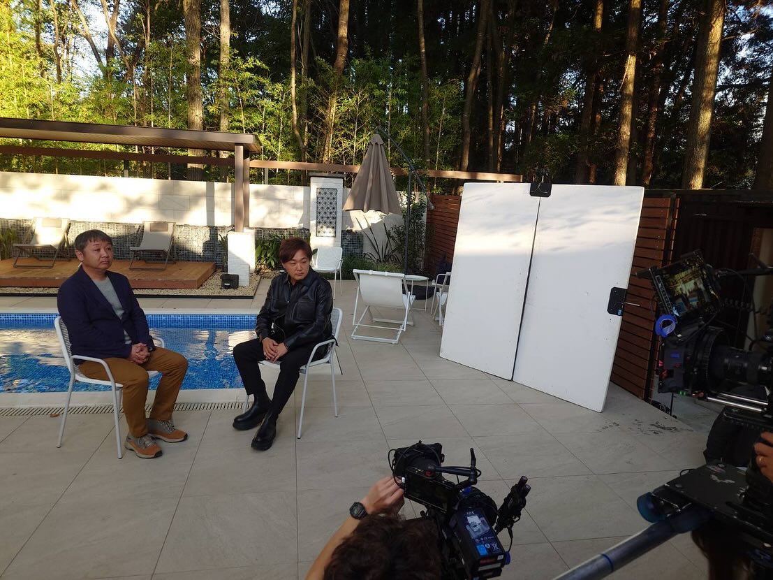 <div class="xdj266r x11i5rnm xat24cr x1mh8g0r x1vvkbs x126k92a">
<div dir="auto">10月24日</div>
</div>
<div class="x11i5rnm xat24cr x1mh8g0r x1vvkbs xtlvy1s x126k92a">
<div dir="auto">昨年よりプロデュース・設計監修させて頂いた</div>
<div dir="auto">グランピング 森の空でPanasonicさんの</div>
<div dir="auto">
<p>イメージムービー撮影<span class="x3nfvp2 x1j61x8r x1fcty0u xdj266r xhhsvwb xat24cr xgzva0m xxymvpz xlup9mm x1kky2od"><img loading="lazy" class="xz74otr" src="https://static.xx.fbcdn.net/images/emoji.php/v9/ta9/2/16/1f4fd.png" alt="📽️" width="16" height="16" /></span></p>
<p>&nbsp;</p>
</div>
</div>
<div class="x11i5rnm xat24cr x1mh8g0r x1vvkbs xtlvy1s x126k92a">
<div dir="auto">いつもながら<span class="x3nfvp2 x1j61x8r x1fcty0u xdj266r xhhsvwb xat24cr xgzva0m xxymvpz xlup9mm x1kky2od"><img loading="lazy" class="xz74otr" src="https://static.xx.fbcdn.net/images/emoji.php/v9/t60/2/16/1f4a6.png" alt="💦" width="16" height="16" /></span>本格的な撮影に圧倒されない様に</div>
<div dir="auto">気合いで頑張り無事終了<span class="x3nfvp2 x1j61x8r x1fcty0u xdj266r xhhsvwb xat24cr xgzva0m xxymvpz xlup9mm x1kky2od"><img loading="lazy" class="xz74otr" src="https://static.xx.fbcdn.net/images/emoji.php/v9/t1e/2/16/1f60a.png" alt="😊" width="16" height="16" /></span></div>
</div>
<div class="x11i5rnm xat24cr x1mh8g0r x1vvkbs xtlvy1s x126k92a">
<div dir="auto">
<p>今ではなかなか予約取れない施設になり</p>
<p>作り手としては、、、大変嬉しい限りです<span class="x3nfvp2 x1j61x8r x1fcty0u xdj266r xhhsvwb xat24cr xgzva0m xxymvpz xlup9mm x1kky2od"><img loading="lazy" class="xz74otr" src="https://static.xx.fbcdn.net/images/emoji.php/v9/t7c/2/16/263a.png" alt="☺️" width="16" height="16" /></span></p>
</div>
</div>
<div class="x11i5rnm xat24cr x1mh8g0r x1vvkbs xtlvy1s x126k92a">
<div dir="auto">
<p>秋<span class="x3nfvp2 x1j61x8r x1fcty0u xdj266r xhhsvwb xat24cr xgzva0m xxymvpz xlup9mm x1kky2od"><img loading="lazy" class="xz74otr" src="https://static.xx.fbcdn.net/images/emoji.php/v9/t28/2/16/1f342.png" alt="🍂" width="16" height="16" /></span>の晴天にも恵まれ最高の1日でした。</div>
</div>
<div class="x11i5rnm xat24cr x1mh8g0r x1vvkbs xtlvy1s x126k92a">
<div dir="auto">
<p>来年公開予定なんで皆様よろしくお願いします。<span class="x3nfvp2 x1j61x8r x1fcty0u xdj266r xhhsvwb xat24cr xgzva0m xxymvpz xlup9mm x1kky2od"><img loading="lazy" class="xz74otr" src="https://static.xx.fbcdn.net/images/emoji.php/v9/t70/2/16/1f647.png" alt="🙇" width="16" height="16" /></span></p>
</div>
</div>
<div class="x11i5rnm xat24cr x1mh8g0r x1vvkbs xtlvy1s x126k92a"></div>