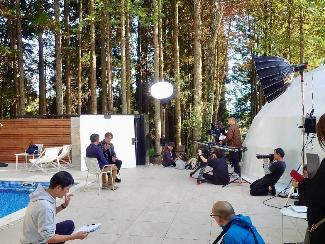 <div class="xdj266r x11i5rnm xat24cr x1mh8g0r x1vvkbs x126k92a">
<div dir="auto">10月24日</div>
</div>
<div class="x11i5rnm xat24cr x1mh8g0r x1vvkbs xtlvy1s x126k92a">
<div dir="auto">昨年よりプロデュース・設計監修させて頂いた</div>
<div dir="auto">グランピング 森の空でPanasonicさんの</div>
<div dir="auto">
<p>イメージムービー撮影<span class="x3nfvp2 x1j61x8r x1fcty0u xdj266r xhhsvwb xat24cr xgzva0m xxymvpz xlup9mm x1kky2od"><img loading="lazy" class="xz74otr" src="https://static.xx.fbcdn.net/images/emoji.php/v9/ta9/2/16/1f4fd.png" alt="📽️" width="16" height="16" /></span></p>
<p>&nbsp;</p>
</div>
</div>
<div class="x11i5rnm xat24cr x1mh8g0r x1vvkbs xtlvy1s x126k92a">
<div dir="auto">いつもながら<span class="x3nfvp2 x1j61x8r x1fcty0u xdj266r xhhsvwb xat24cr xgzva0m xxymvpz xlup9mm x1kky2od"><img loading="lazy" class="xz74otr" src="https://static.xx.fbcdn.net/images/emoji.php/v9/t60/2/16/1f4a6.png" alt="💦" width="16" height="16" /></span>本格的な撮影に圧倒されない様に</div>
<div dir="auto">気合いで頑張り無事終了<span class="x3nfvp2 x1j61x8r x1fcty0u xdj266r xhhsvwb xat24cr xgzva0m xxymvpz xlup9mm x1kky2od"><img loading="lazy" class="xz74otr" src="https://static.xx.fbcdn.net/images/emoji.php/v9/t1e/2/16/1f60a.png" alt="😊" width="16" height="16" /></span></div>
</div>
<div class="x11i5rnm xat24cr x1mh8g0r x1vvkbs xtlvy1s x126k92a">
<div dir="auto">
<p>今ではなかなか予約取れない施設になり</p>
<p>作り手としては、、、大変嬉しい限りです<span class="x3nfvp2 x1j61x8r x1fcty0u xdj266r xhhsvwb xat24cr xgzva0m xxymvpz xlup9mm x1kky2od"><img loading="lazy" class="xz74otr" src="https://static.xx.fbcdn.net/images/emoji.php/v9/t7c/2/16/263a.png" alt="☺️" width="16" height="16" /></span></p>
</div>
</div>
<div class="x11i5rnm xat24cr x1mh8g0r x1vvkbs xtlvy1s x126k92a">
<div dir="auto">
<p>秋<span class="x3nfvp2 x1j61x8r x1fcty0u xdj266r xhhsvwb xat24cr xgzva0m xxymvpz xlup9mm x1kky2od"><img loading="lazy" class="xz74otr" src="https://static.xx.fbcdn.net/images/emoji.php/v9/t28/2/16/1f342.png" alt="🍂" width="16" height="16" /></span>の晴天にも恵まれ最高の1日でした。</div>
</div>
<div class="x11i5rnm xat24cr x1mh8g0r x1vvkbs xtlvy1s x126k92a">
<div dir="auto">
<p>来年公開予定なんで皆様よろしくお願いします。<span class="x3nfvp2 x1j61x8r x1fcty0u xdj266r xhhsvwb xat24cr xgzva0m xxymvpz xlup9mm x1kky2od"><img loading="lazy" class="xz74otr" src="https://static.xx.fbcdn.net/images/emoji.php/v9/t70/2/16/1f647.png" alt="🙇" width="16" height="16" /></span></p>
</div>
</div>
<div class="x11i5rnm xat24cr x1mh8g0r x1vvkbs xtlvy1s x126k92a"></div>