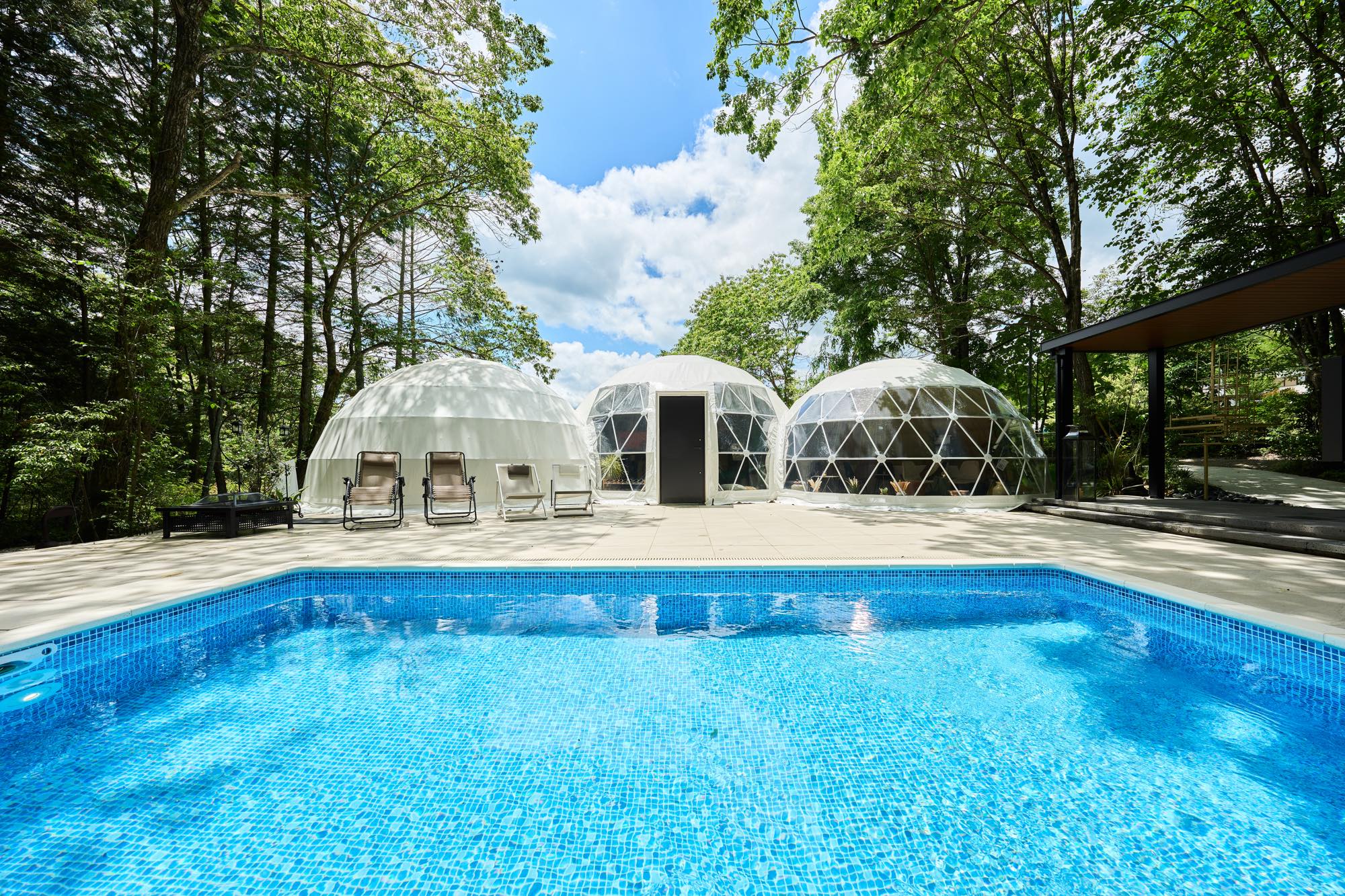 <p>中津川グランピング「森の空」。</p>
<p>弊社グリーンクリエイター小西がCSOを務める、</p>
<p>㈱estplus17が全面プロデュース致しました。</p>
<p> </p>
<p>既存の森を活かしながら人が快適だと感じられる空間へ。</p>
<p>パブリックとプライベートを共有させる新たな空間づくりを手掛けました。</p>