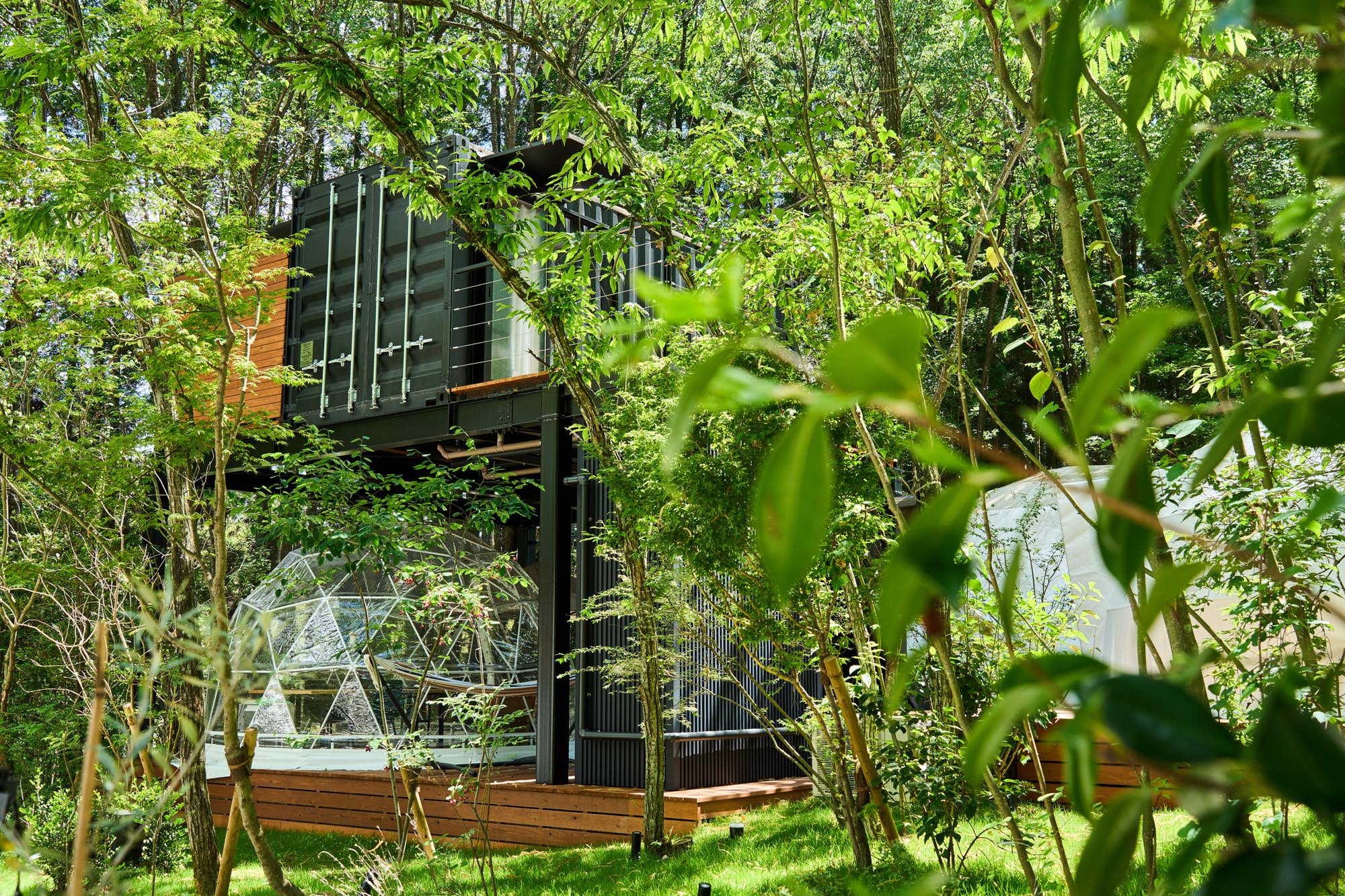 <p>緩やかな坂道の小道の周りをGreen flowで空間を繋ぎ</p>
<p>客室のデッキ・テントを設けています。</p>
<p>安心感のある、開放的な雰囲気で、</p>
<p>自然をすぐ側で感じることができます。</p>