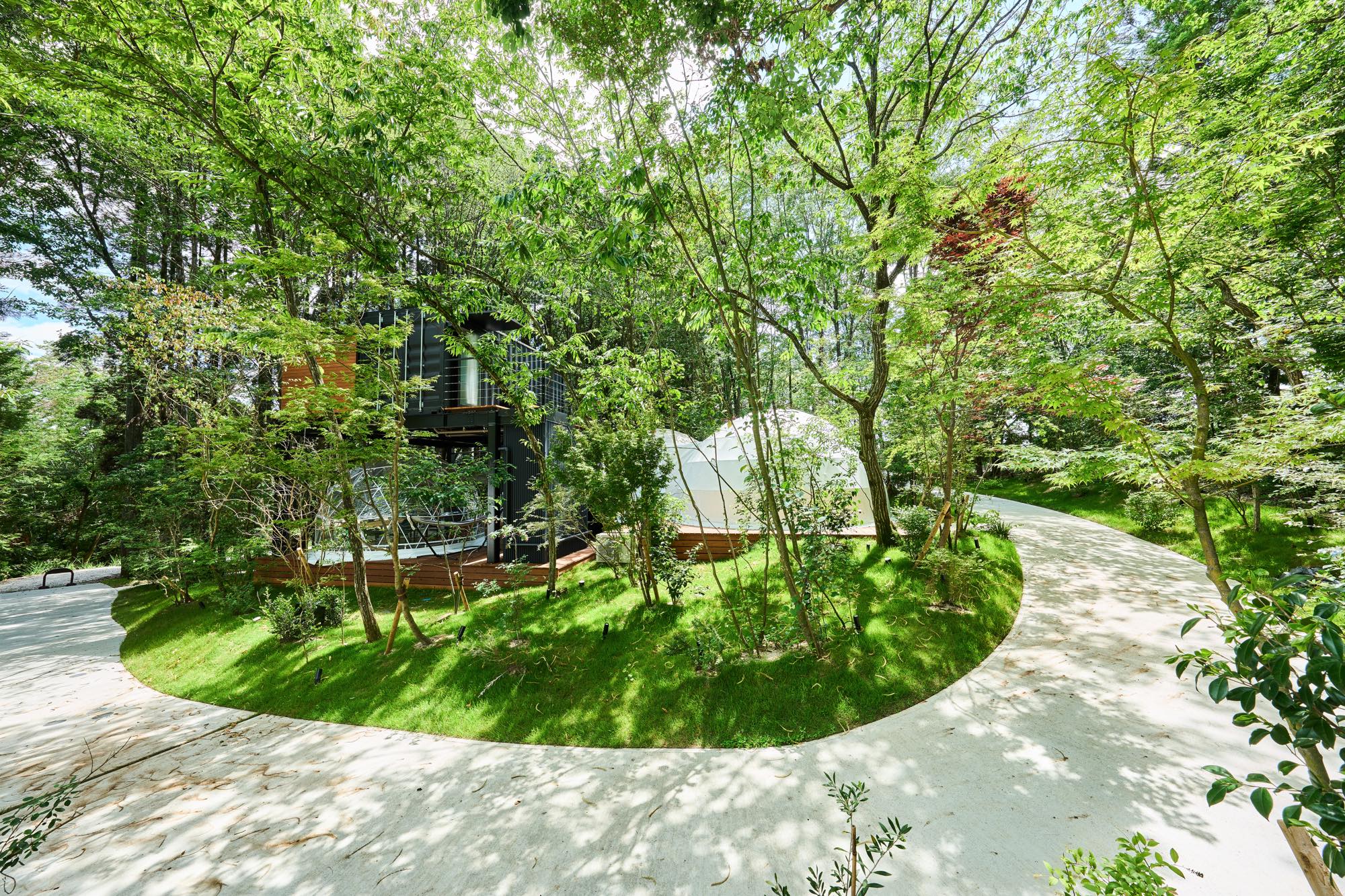 <p>緩やかな坂道の小道の周りをGreen flowで空間を繋ぎ</p>
<p>客室のデッキ・テントを設けています。</p>
<p>安心感のある、開放的な雰囲気で、</p>
<p>自然をすぐ側で感じることができます。</p>