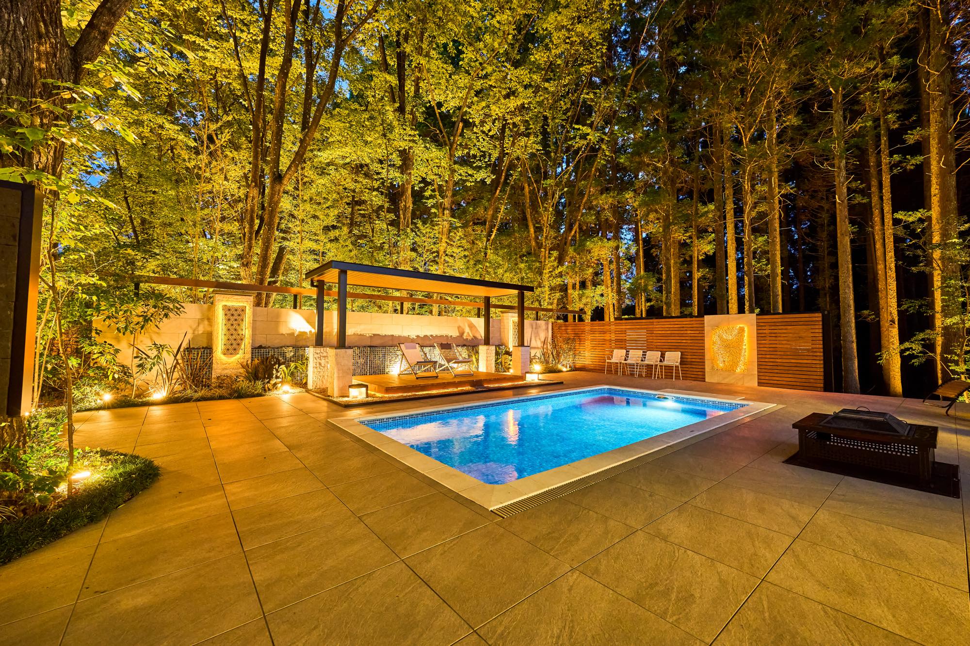 <p>夜になると森が照らし出され幻想的な空間が広がります。</p>
<p>昼と夜では違う魅力があります。</p>
<p>Panasonicの「llumiro」を採用しており、魅せる照明を使用することで</p>
<p>ラグジュアリー感がさらに増します。</p>