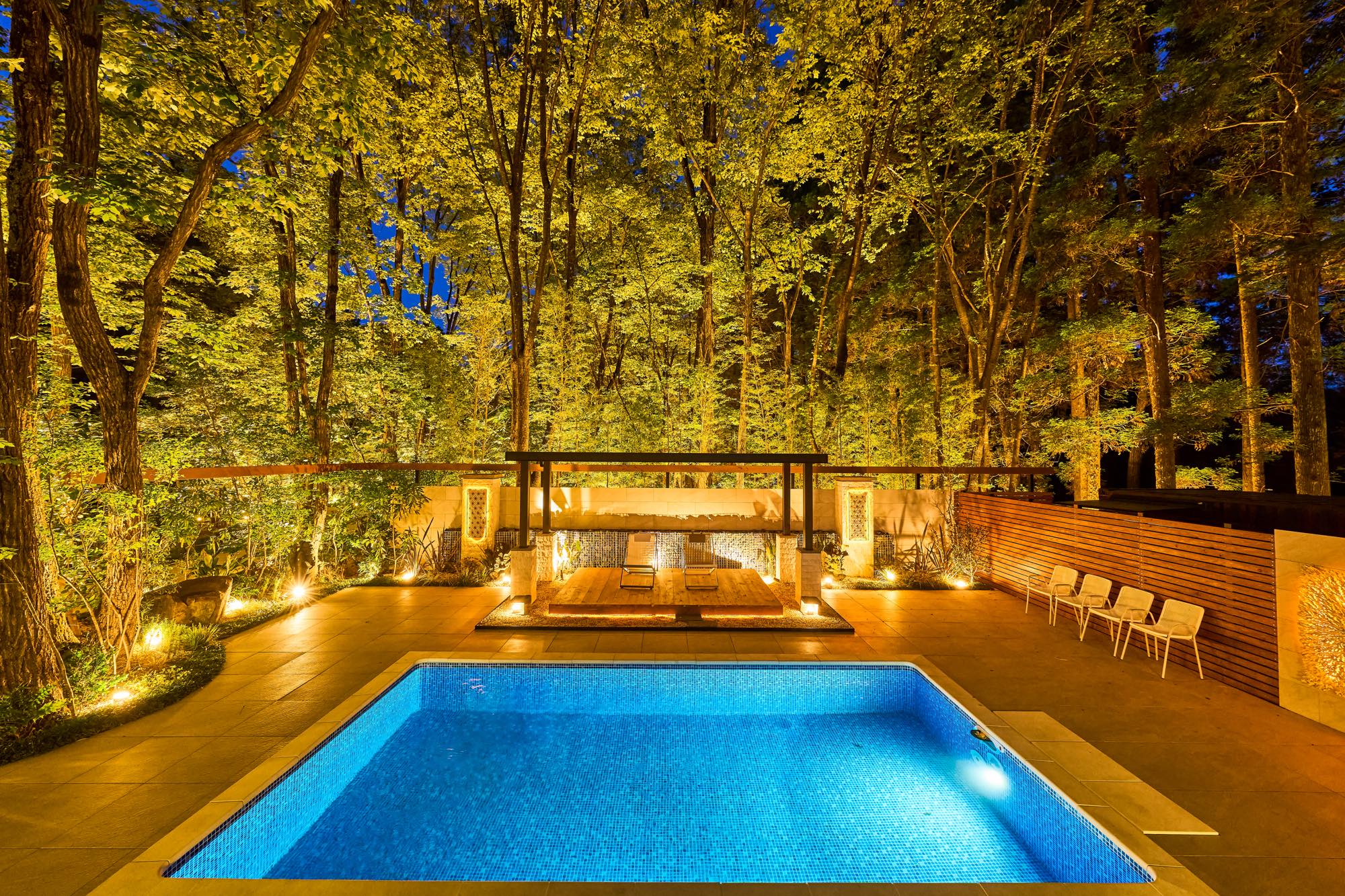 <p>夜になると森が照らし出され幻想的な空間が広がります。</p>
<p>昼と夜では違う魅力があります。</p>
<p>Panasonicの「llumiro」を採用しており、魅せる照明を使用することで</p>
<p>ラグジュアリー感がさらに増します。</p>