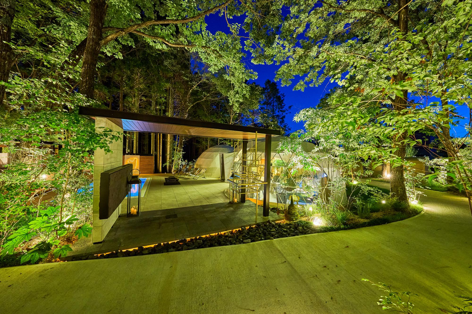 <p>あかりでより森に一体感が生まれ、特別感が演出されます。</p>
<p>鬱蒼とした森が、</p>
<p>訪れた人々の高揚感・満足感を高める美しい森へと変貌しました。</p>