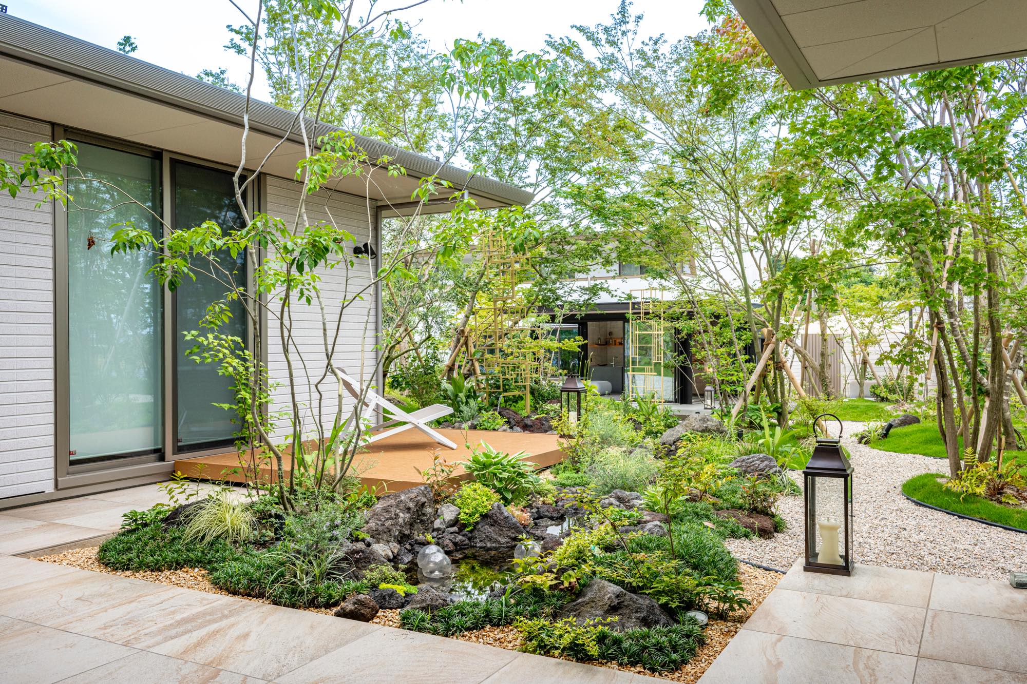 <p>ガーデンルームの向かい側には院長夫妻のご自宅があります。</p>
<p>「向かい合う庭」は、人が快適に過ごせるように</p>
<p>目線の高さをずらし、さらにGreen flowで自然な目隠しにすることで</p>
<p>プライベート空間が保たれます。</p>