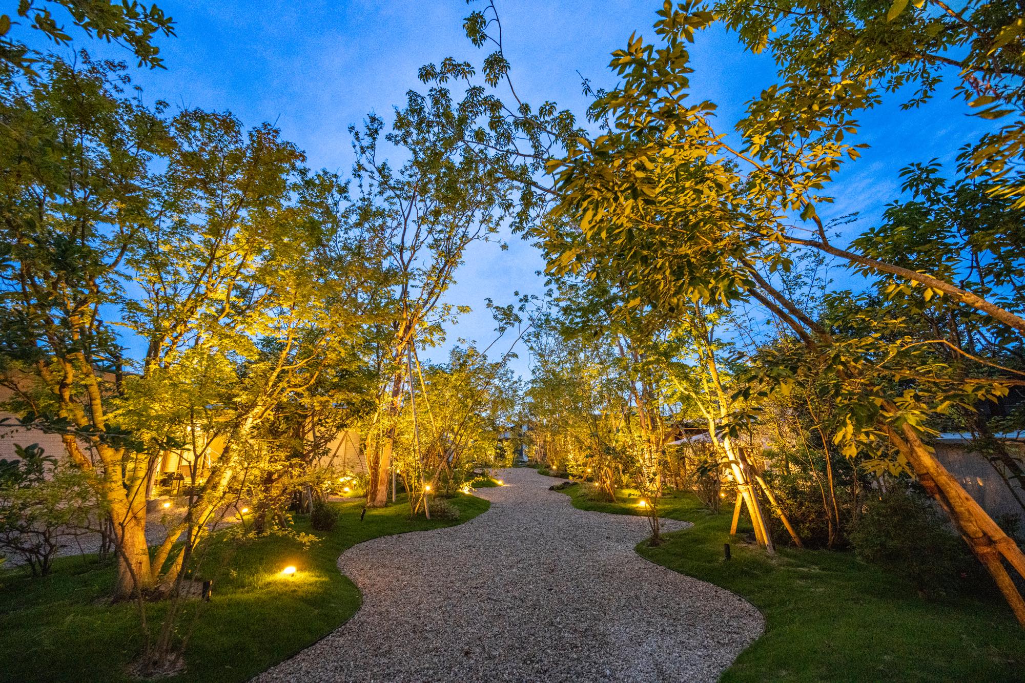 <p>夜でも安心して光のアーチの中を木々の美しい輪郭を感じながら散策できるお庭。</p>