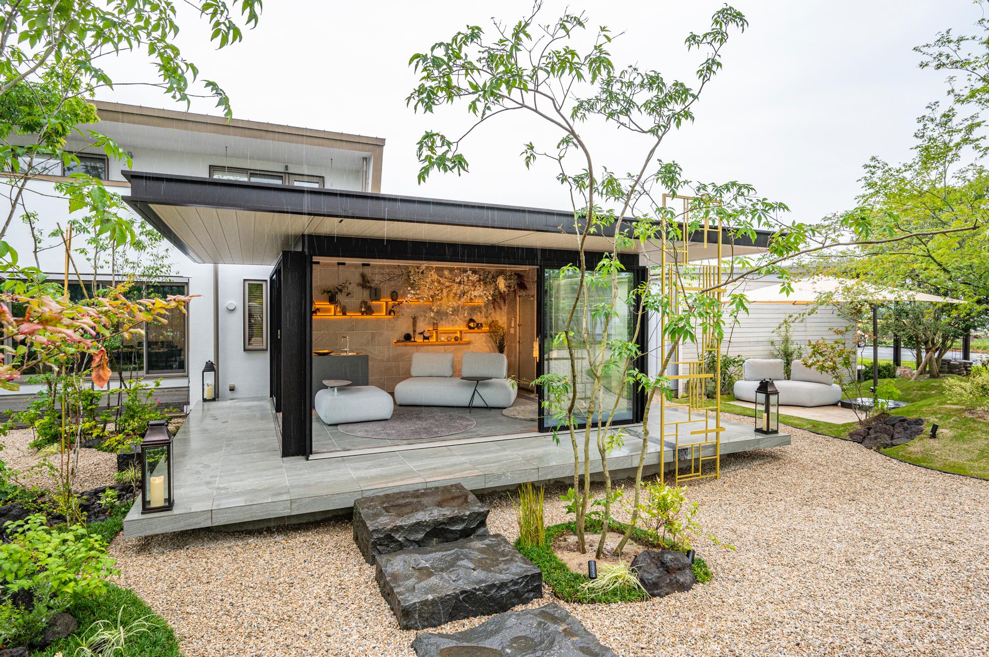 <p>独立したアウトリビングスペース。</p>
<p>こちらは訪れた人はもちろん、</p>
<p>小児科スタッフの休憩スペースとしても活用されます。</p>