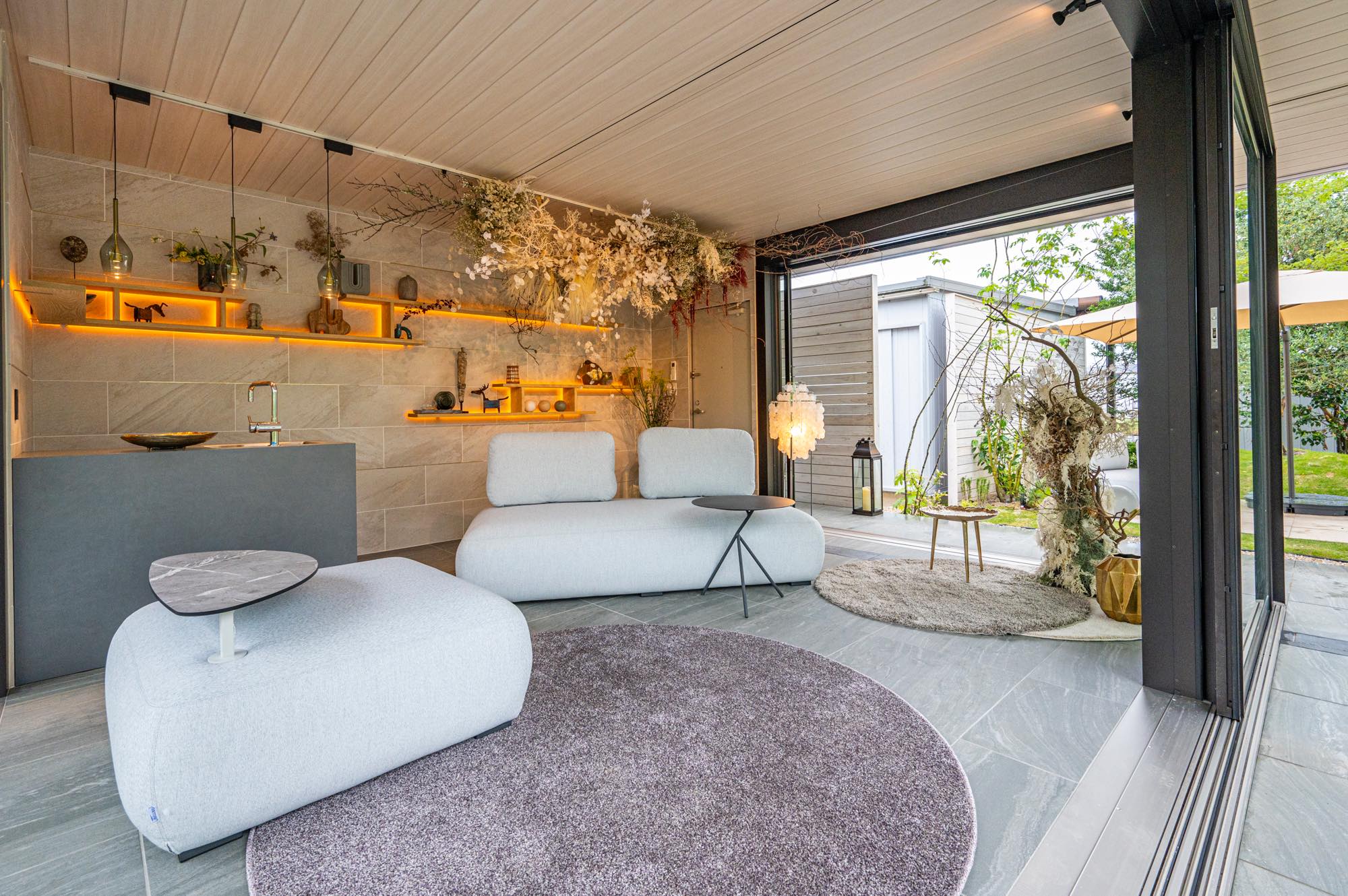 <p>ガーデンルーム内のインテリアもプロデュースさせていただきました。</p>
<p>ファニチャーや壁面の棚の飾り・ドライフラワーなど、</p>
<p>小物でも雰囲気が一層良くなります。</p>