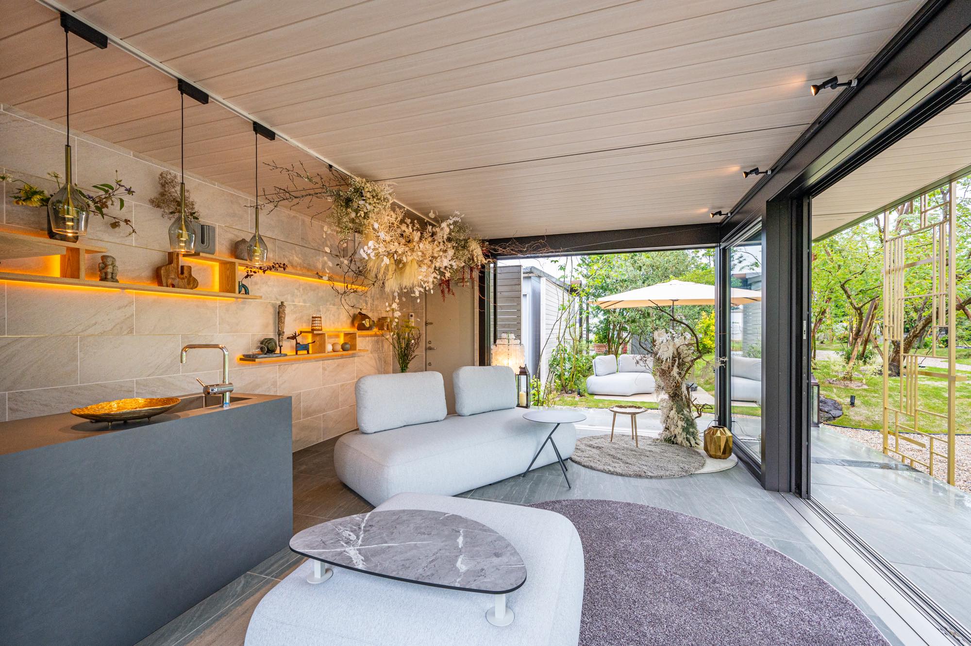 <p>ガーデンルーム内のインテリアもプロデュースさせていただきました。</p>
<p>ファニチャーや壁面の棚の飾り・ドライフラワーなど、</p>
<p>小物でも雰囲気が一層良くなります。</p>