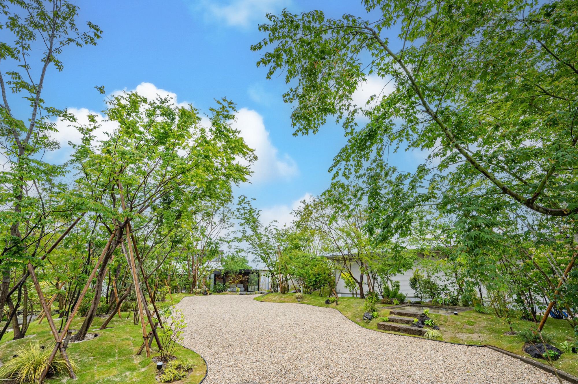 <p>熊本県にある小児科クニリック</p>
<p>いけざわこどもクリニック様の「未来にツナグ小さな森」。</p>
<p>弊社のGreen Creator 小西範揚がプロデュースさせていただきました。</p>
<p> </p>
<p>ガーデンの入口から広がる豊かな緑。</p>
<p>砂利道を奥へ進むと緩やかなカーブがあり、</p>
<p>ガーデンルームが佇むのが見えてきます。</p>
<p> </p>
<p> </p>