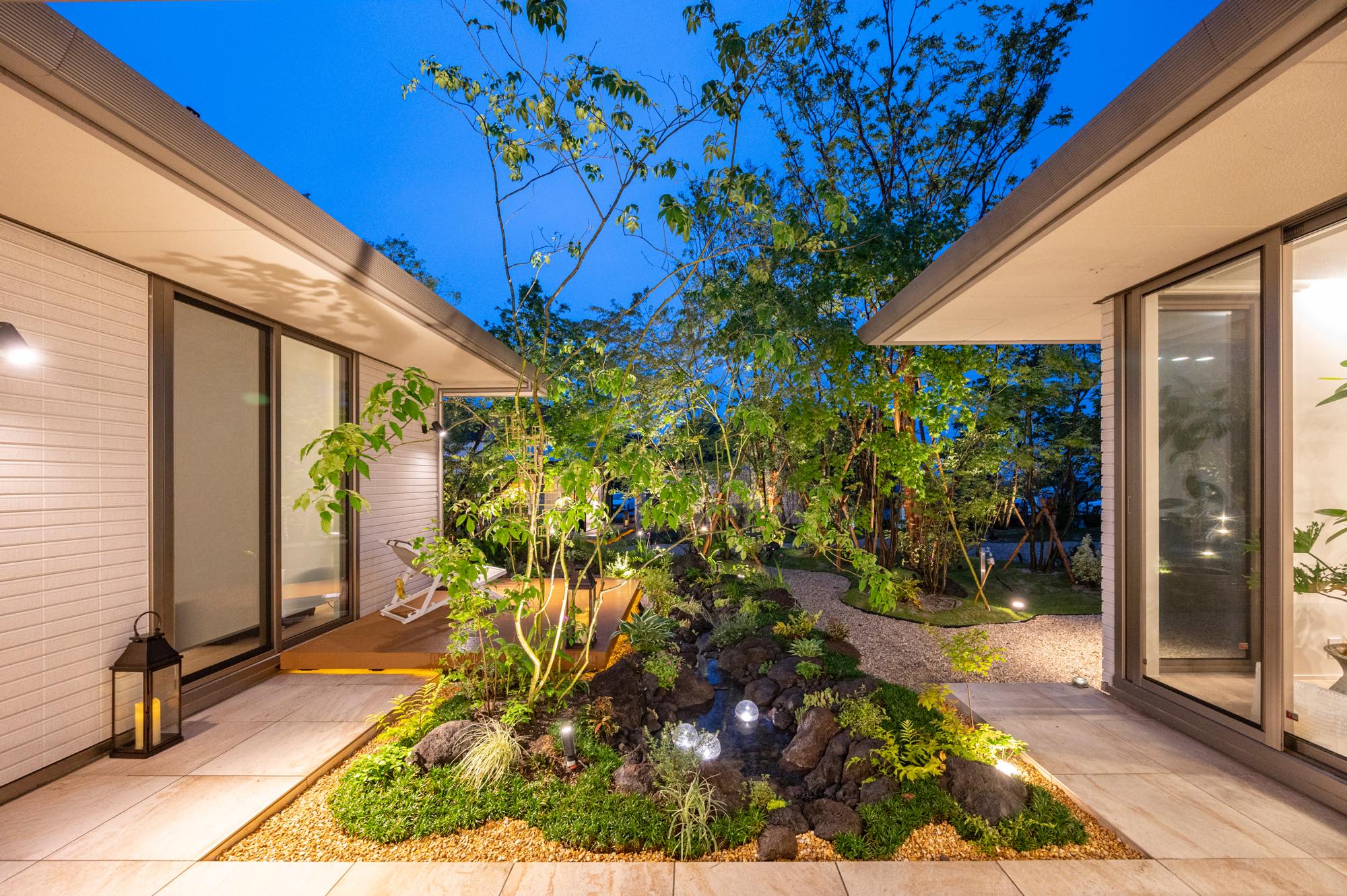 <p>ご自宅から見える景色。</p>
<p>あかりに包まれる小さな森は幻想的な雰囲気が添えられ</p>
<p>夜でもカーテンを開けたまま過ごしたくなるような空間に。</p>