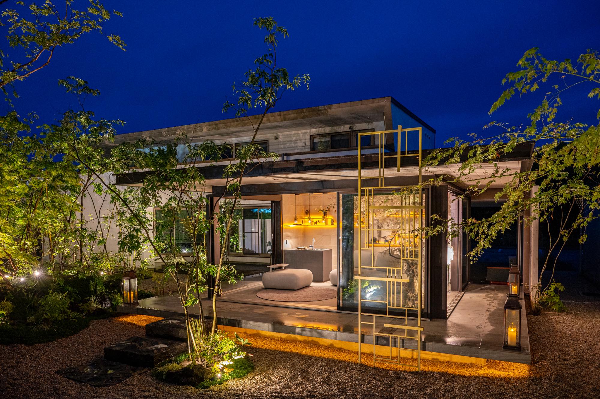 <p>夜でも安心して光のアーチの中を木々の美しい輪郭を感じながら散策できるお庭。</p>