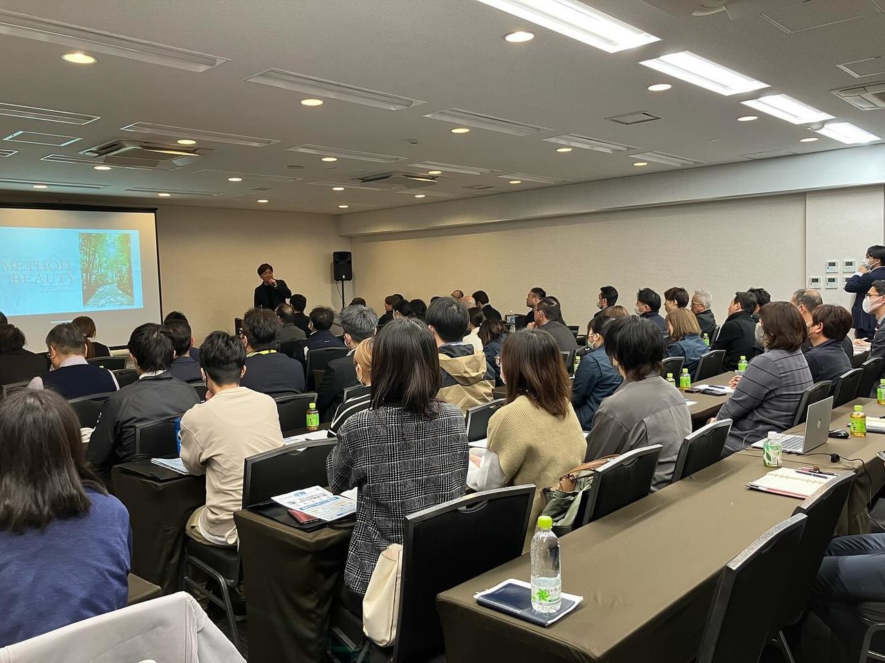 <div class="xdj266r x11i5rnm xat24cr x1mh8g0r x1vvkbs x126k92a">
<div dir="auto">先週はYKKAPさん主催の広島で講演でした</p>
</div>
</div>
<div class="x11i5rnm xat24cr x1mh8g0r x1vvkbs xtlvy1s x126k92a">
<div dir="auto">建築、設計、ハウスメーカー、エクステリアの皆様</div>
<div dir="auto">100名近くの方で満席いただきありがとうございました。</div>
</div>
<div class="x11i5rnm xat24cr x1mh8g0r x1vvkbs xtlvy1s x126k92a">
<div dir="auto">
<p>新しい街づくり、新しい空間づくりについて</p>
</div>
<div dir="auto">ガッツリ喋らして頂きました。<span class="x3nfvp2 x1j61x8r x1fcty0u xdj266r xhhsvwb xat24cr xgzva0m xxymvpz xlup9mm x1kky2od"><img loading="lazy" class="xz74otr" src="https://static.xx.fbcdn.net/images/emoji.php/v9/t1e/2/16/1f60a.png" alt="😊" width="16" height="16" /></span></div>
</div>
<div class="x11i5rnm xat24cr x1mh8g0r x1vvkbs xtlvy1s x126k92a">
<div dir="auto">ありがとうございました♪</p>
</div>
</div>