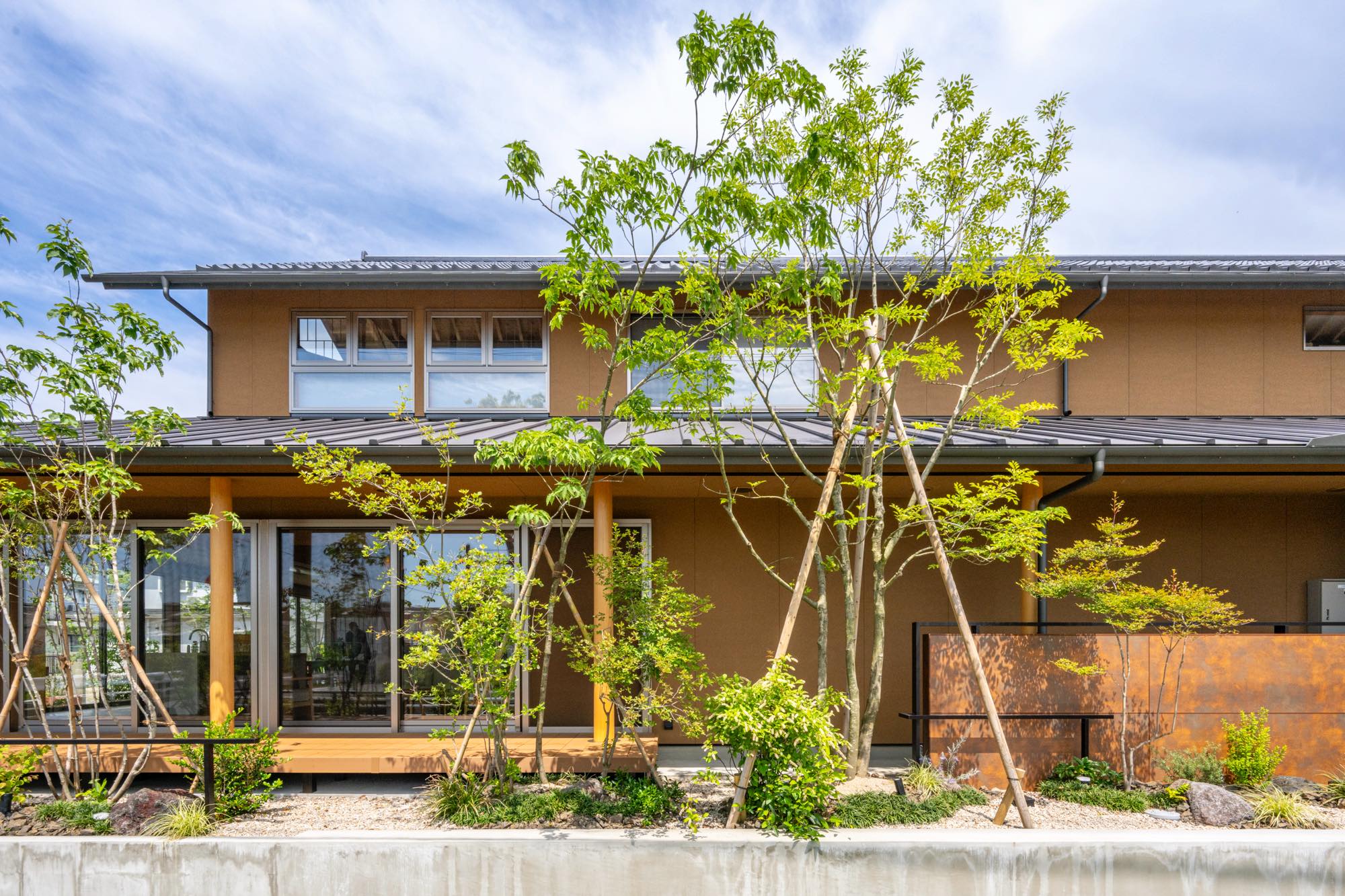 <p>こちらは、福岡市にあるホスピタルホームあいあい横浜様です。</p>
<p> </p>
<p>ご入居者様・ご家族の皆様がこの施設で</p>
<p>安らぎ・心地よい空間だと思えるよう、</p>
<p>エクステリア・植栽工事で力添えさせていただきました。</p>