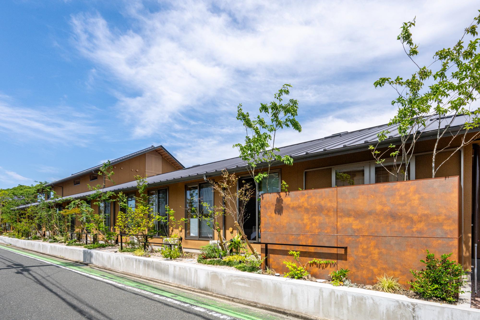 <p>こちらは、福岡市にあるホスピタルホームあいあい横浜様です。</p>
<p> </p>
<p>ご入居者様・ご家族の皆様がこの施設で</p>
<p>安らぎ・心地よい空間だと思えるよう、</p>
<p>エクステリア・植栽工事で力添えさせていただきました。</p>