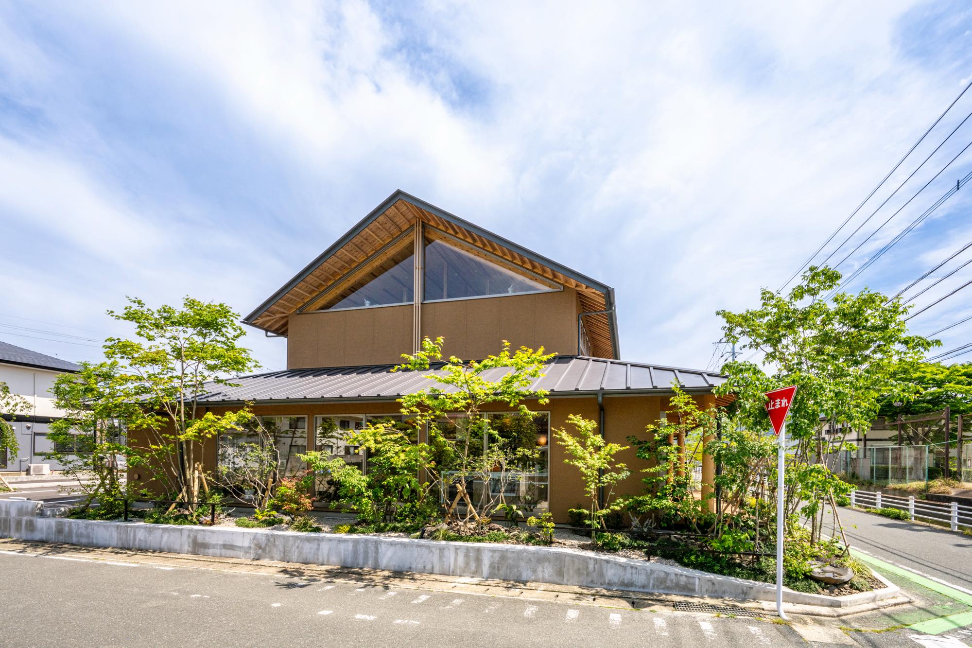 <p>カフェテリアスペースには大きな窓があり、たくさんの樹木が見えます。</p>
<p>自然や四季を感じながら、ここで過ごす人々の会話も弾む、心地よい憩いの場所です。</p>