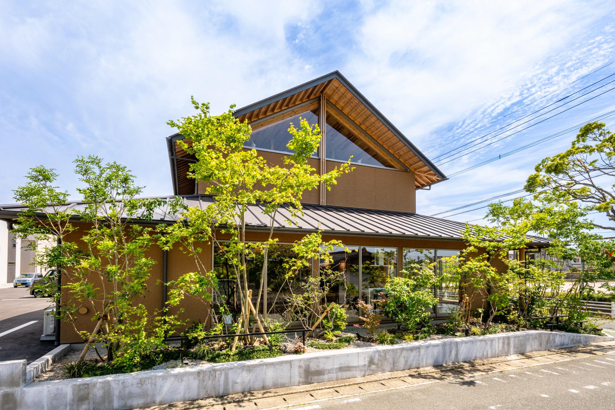 <p>カフェテリアスペースには大きな窓があり、たくさんの樹木が見えます。</p>
<p>自然や四季を感じながら、ここで過ごす人々の会話も弾む、心地よい憩いの場所です。</p>