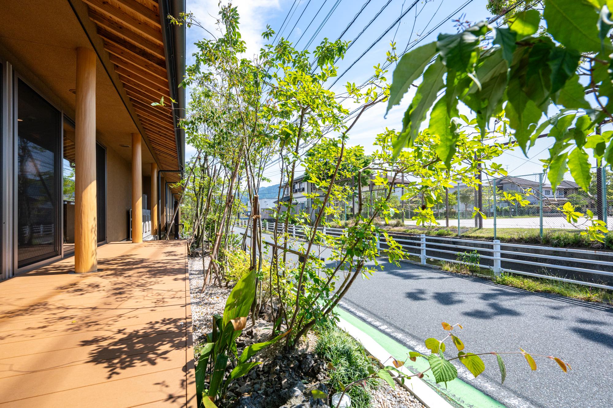 <p>デッキから眺める樹木は、豊かな緑で風に揺れる葉っぱが心地よく、</p>
<p>爽やかな空気を感じることができます。</p>