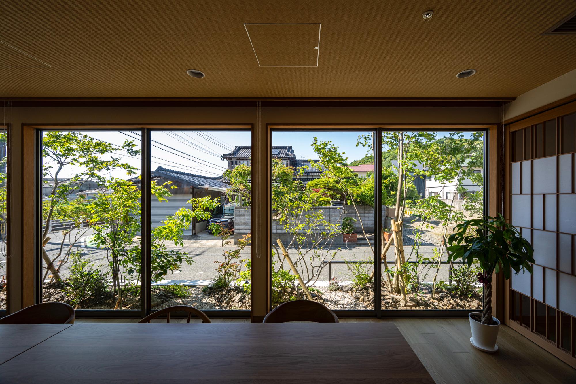 <p>カフェテリアスペースには大きな窓があり、たくさんの樹木が見えます。</p>
<p>自然や四季を感じながら、ここで過ごす人々の会話も弾む、心地よい憩いの場所です。</p>