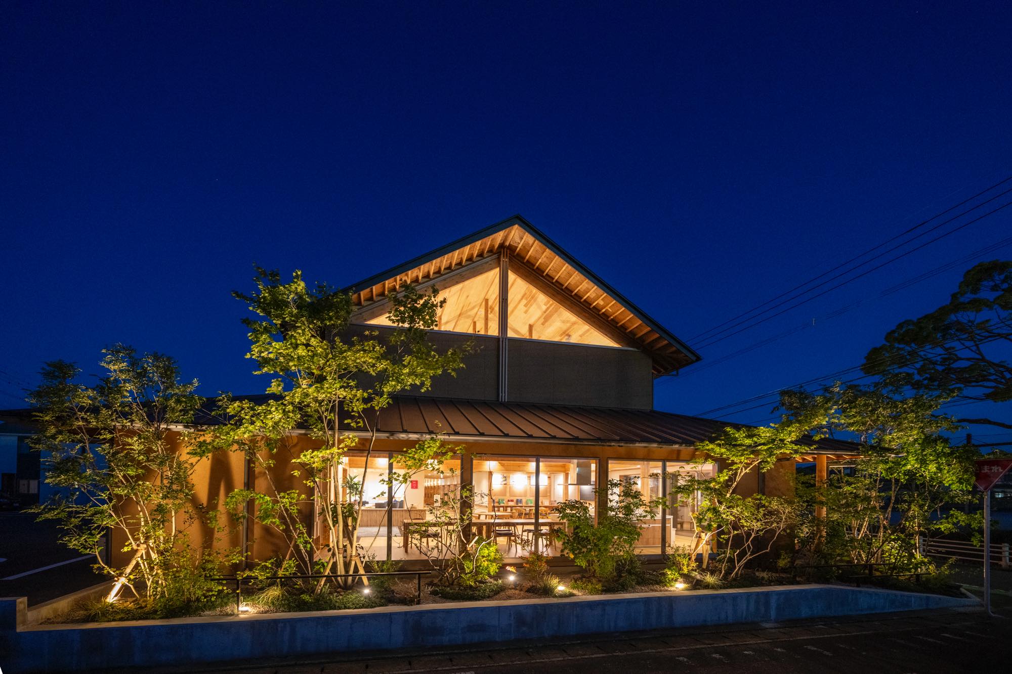 <p>夜になると、建物からの明かりと照明が調和し、柔らかな雰囲気が漂います。</p>