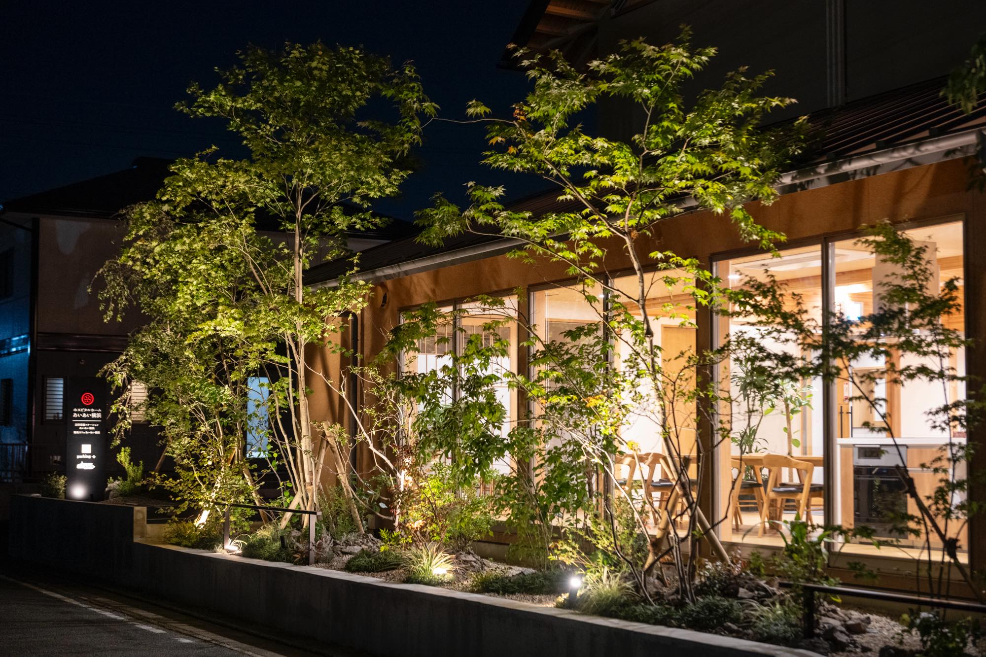 <p>樹木の輪郭が下から照らし出され、</p>
<p>緑のカーテンで程よい目隠しになっています。</p>