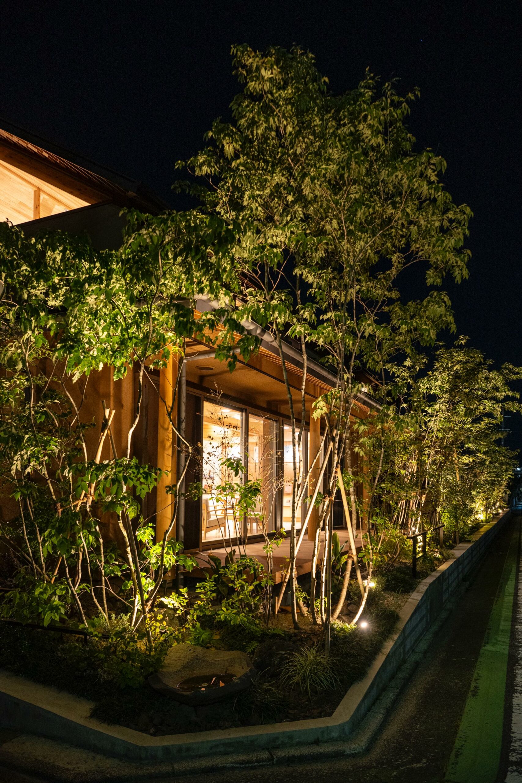 <p>樹木の輪郭が下から照らし出され、</p>
<p>緑のカーテンで程よい目隠しになっています。</p>