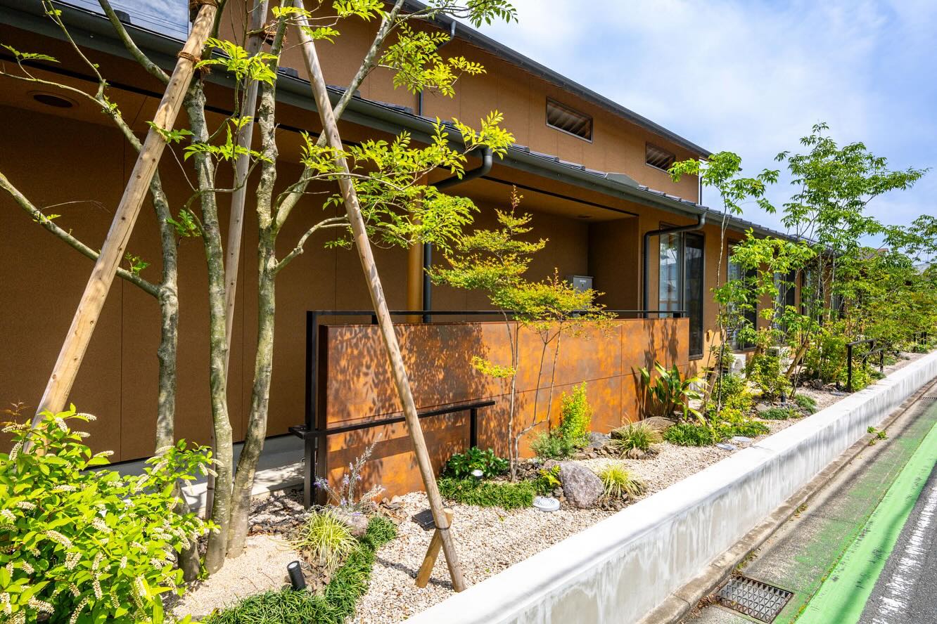 <div class="xdj266r x11i5rnm xat24cr x1mh8g0r x1vvkbs x126k92a">
<div dir="auto">久しぶりに九州のお仕事<span class="html span xexx8yu x4uap5 x18d9i69 xkhd6sd x1hl2dhg x16tdsg8 x1vvkbs x3nfvp2 x1j61x8r x1fcty0u xdj266r xat24cr xgzva0m xhhsvwb xxymvpz xlup9mm x1kky2od"><img loading="lazy" class="xz74otr" src="https://static.xx.fbcdn.net/images/emoji.php/v9/t1e/2/16/1f60a.png" alt="😊" width="16" height="16" /></p>
<p></span></div>
</div>
<div class="x11i5rnm xat24cr x1mh8g0r x1vvkbs xtlvy1s x126k92a">
<div dir="auto">CASE 2</div>
</div>
<div class="x11i5rnm xat24cr x1mh8g0r x1vvkbs xtlvy1s x126k92a">
<div dir="auto">ホスピタルホームあいあい横浜</p>
</div>
</div>
<div class="x11i5rnm xat24cr x1mh8g0r x1vvkbs xtlvy1s x126k92a">
<div dir="auto">新しい庭 2024 summer</div>
</div>
<div class="x11i5rnm xat24cr x1mh8g0r x1vvkbs xtlvy1s x126k92a">
<div dir="auto">時代・気候・Designを融合</p>
</div>
</div>