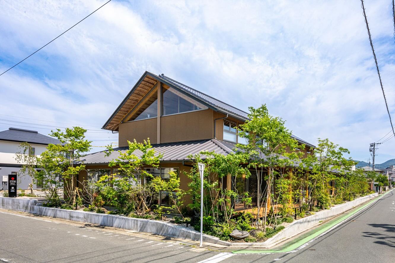 <div class="xdj266r x11i5rnm xat24cr x1mh8g0r x1vvkbs x126k92a">
<div dir="auto">久しぶりに九州のお仕事<span class="html span xexx8yu x4uap5 x18d9i69 xkhd6sd x1hl2dhg x16tdsg8 x1vvkbs x3nfvp2 x1j61x8r x1fcty0u xdj266r xat24cr xgzva0m xhhsvwb xxymvpz xlup9mm x1kky2od"><img loading="lazy" class="xz74otr" src="https://static.xx.fbcdn.net/images/emoji.php/v9/t1e/2/16/1f60a.png" alt="😊" width="16" height="16" /></p>
<p></span></div>
</div>
<div class="x11i5rnm xat24cr x1mh8g0r x1vvkbs xtlvy1s x126k92a">
<div dir="auto">CASE 2</div>
</div>
<div class="x11i5rnm xat24cr x1mh8g0r x1vvkbs xtlvy1s x126k92a">
<div dir="auto">ホスピタルホームあいあい横浜</p>
</div>
</div>
<div class="x11i5rnm xat24cr x1mh8g0r x1vvkbs xtlvy1s x126k92a">
<div dir="auto">新しい庭 2024 summer</div>
</div>
<div class="x11i5rnm xat24cr x1mh8g0r x1vvkbs xtlvy1s x126k92a">
<div dir="auto">時代・気候・Designを融合</p>
</div>
</div>