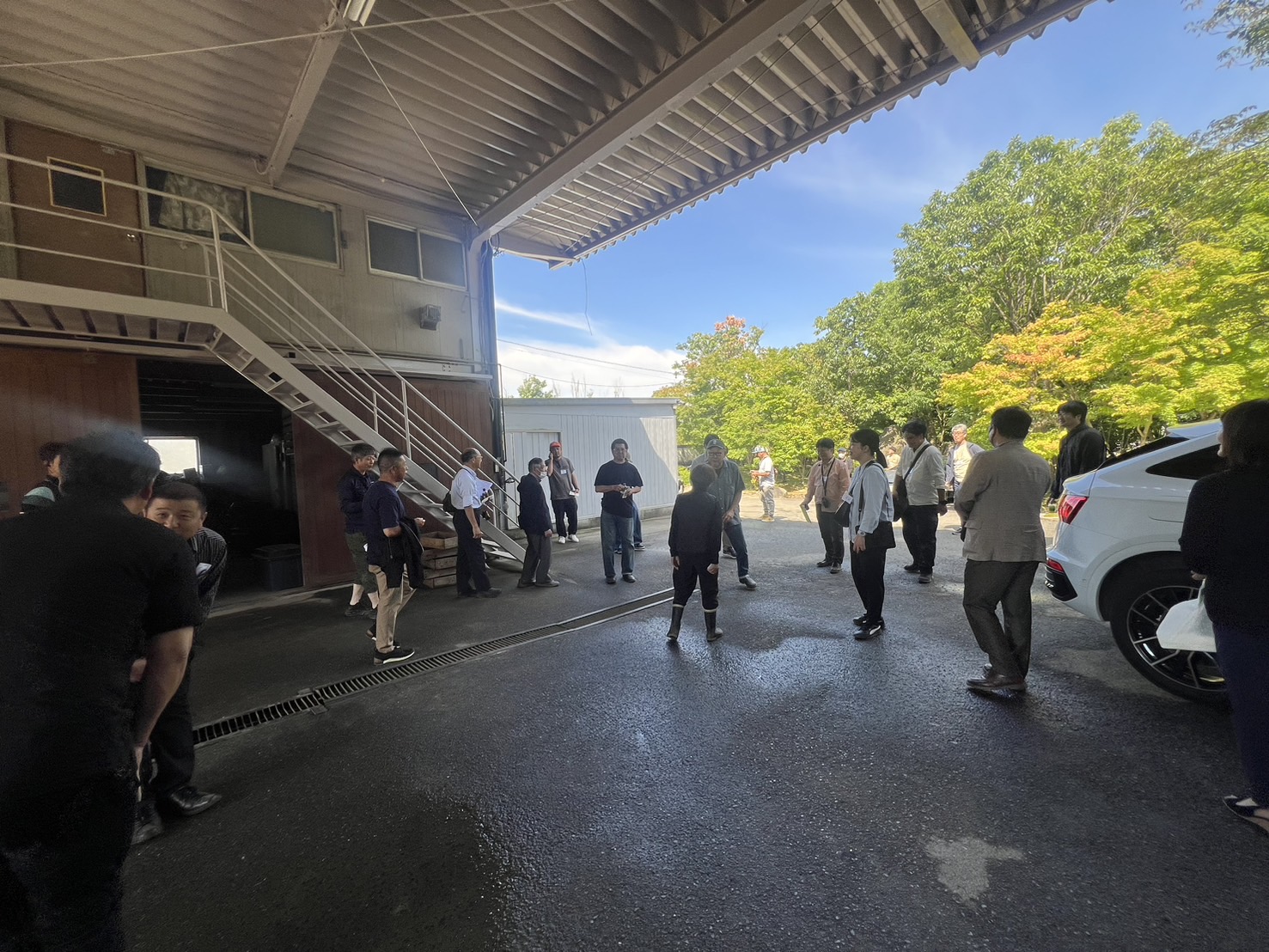 <div class="xdj266r x11i5rnm xat24cr x1mh8g0r x1vvkbs x126k92a">
<div dir="auto"></div>
</div>
<div class="x11i5rnm xat24cr x1mh8g0r x1vvkbs xtlvy1s x126k92a">
<div dir="auto">
<p>本日、日本植木協会の約30名の方々が全国各地よりお越しいただき弊社農場を視察されました。</p>
<p>日本植木協会様とは<br />
多くの方に植木の魅力を伝えるために昭和46 年に設立。</p>
<p>会員様は、庭・街路・公園等で植えられる樹木や草花等の生産・流通にたずさわっている「植木屋」さんです。</p>
<p>より良い品を生産してお届けする方法を、話合い研究し、全国各地の畑（圃場）で種を播いて苗を植えて、木を育ててお客様の元へ届けている活動をされています。</p>
</div>
<p>お天気にも恵まれた本日、ご来社頂き誠にありがとうございました<span class="x3nfvp2 x1j61x8r x1fcty0u xdj266r xhhsvwb xat24cr xgzva0m xxymvpz xlup9mm x1kky2od"><img loading="lazy" class="xz74otr" src="https://static.xx.fbcdn.net/images/emoji.php/v9/ta0/2/16/1f647 200d 2642.png" alt="🙇‍♂️" width="16" height="16" /></span></p>
</div>