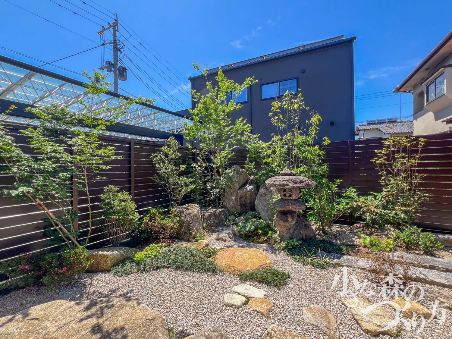 どのようなご希望がありましたか？<p>前の家の名残を残しながら、</p>
<p>重みのある外構とゆとりのある駐車場の完備</p>