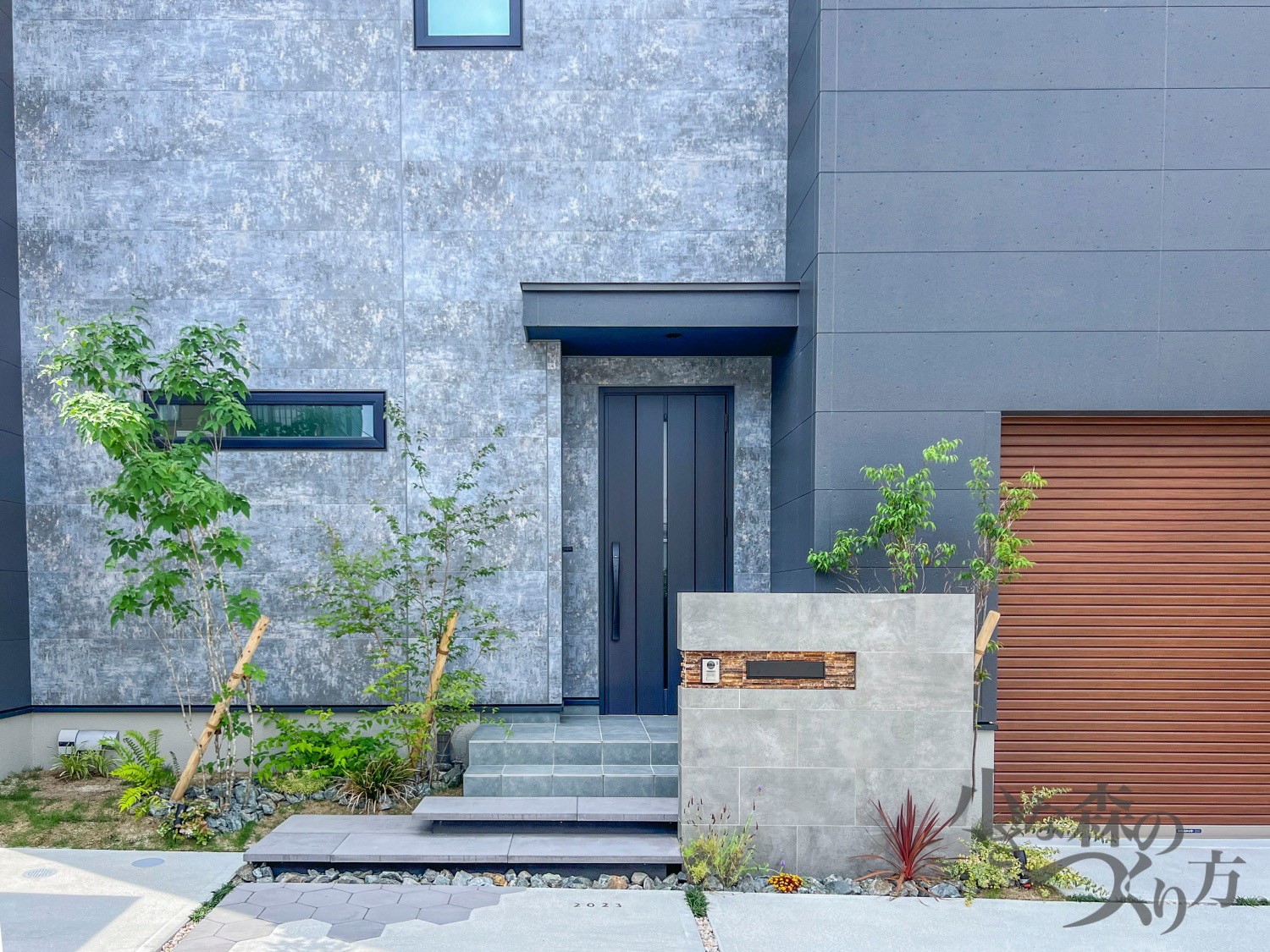 工事後の出来はご満足いただけましたか？<p>夜に下からライトで照らされた植栽が外壁一面に大きく映し出されてるのを</p>
<p>見る度に幸せな気持ちになります。</p>
<p>スッキリとカッコよくてとても満足してます！</p>