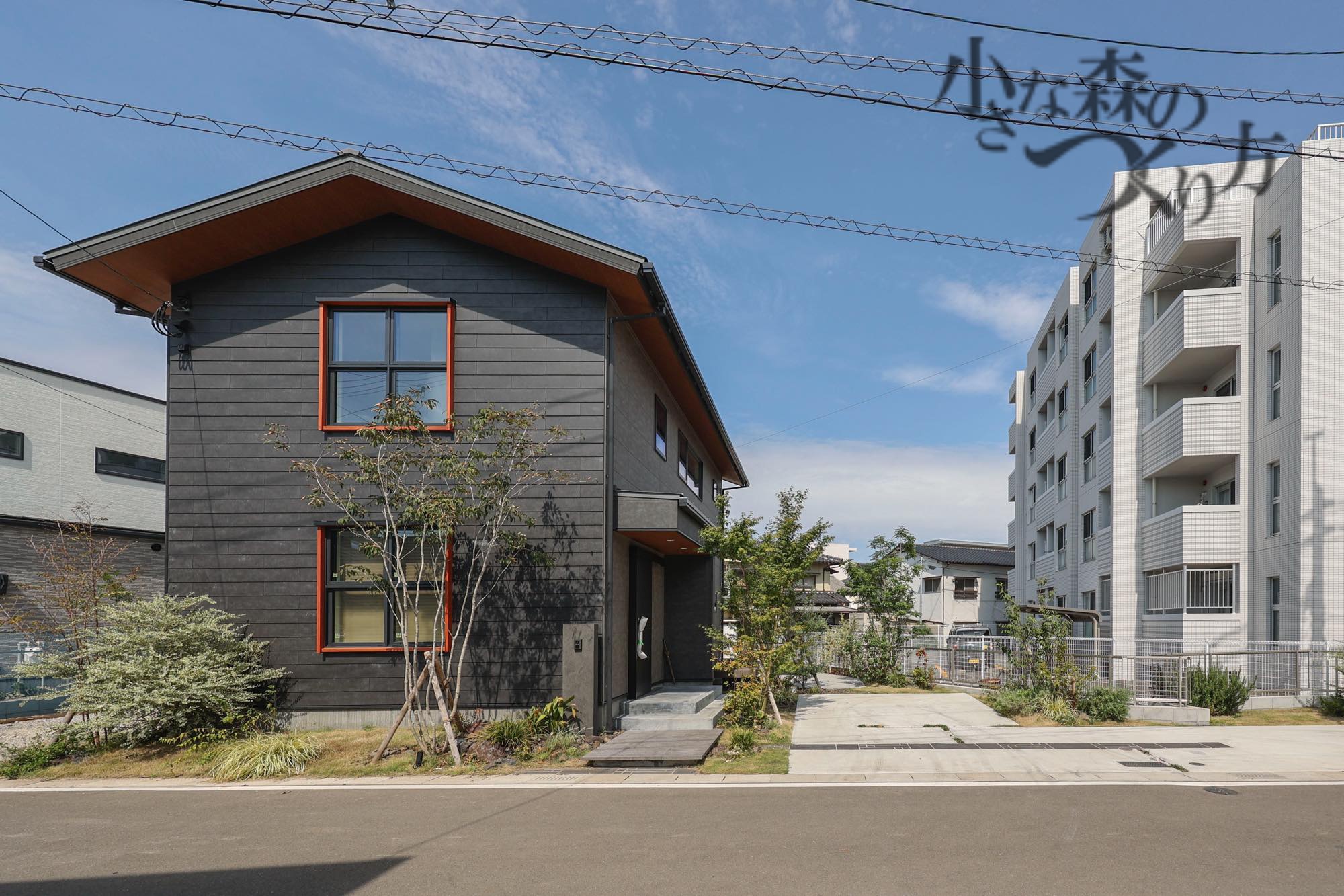 <p>建物の周りを彩る植栽が、奥行きと立体感を演出しています。</p>
<p> </p>
<p> </p>
<p> </p>