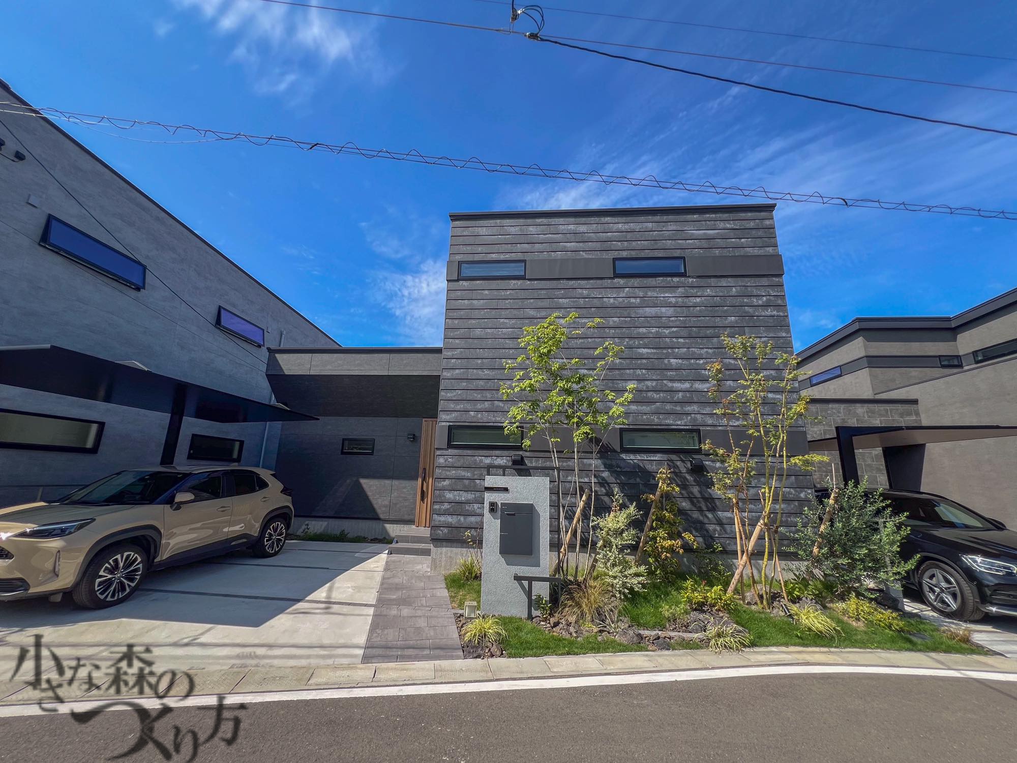 <p>まるで訪れる人を特別な空間へと誘うかのように、植栽が自然のアートになり住まいの全体を引き立てる印象です。</p>
<p> </p>