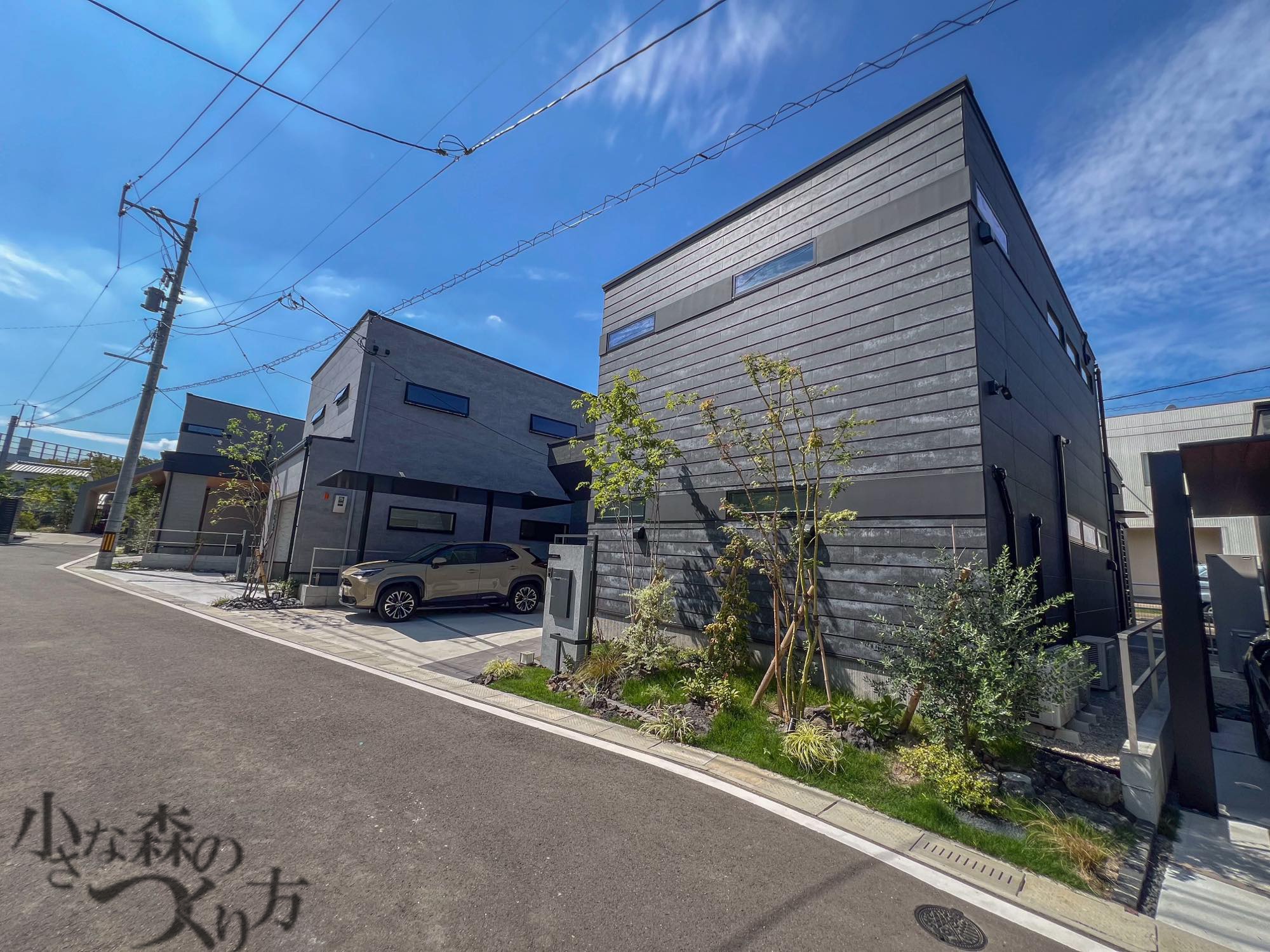 <p>まるで訪れる人を特別な空間へと誘うかのように、植栽が自然のアートになり住まいの全体を引き立てる印象です。</p>
<p> </p>