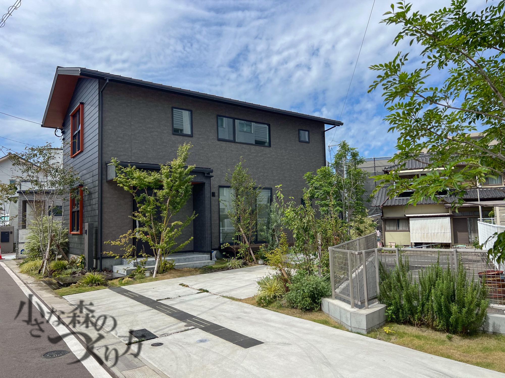 <p>エントランスを植栽で彩ることで、外観を美しく整え住宅の魅力を引き立てます。</p>
<p>カースペースは白いコンクリートの明るさと自然石の色合いやテクスチャーが温かみと自然の美しさをプラスしてくれます。</p>
<p> </p>
<p> </p>