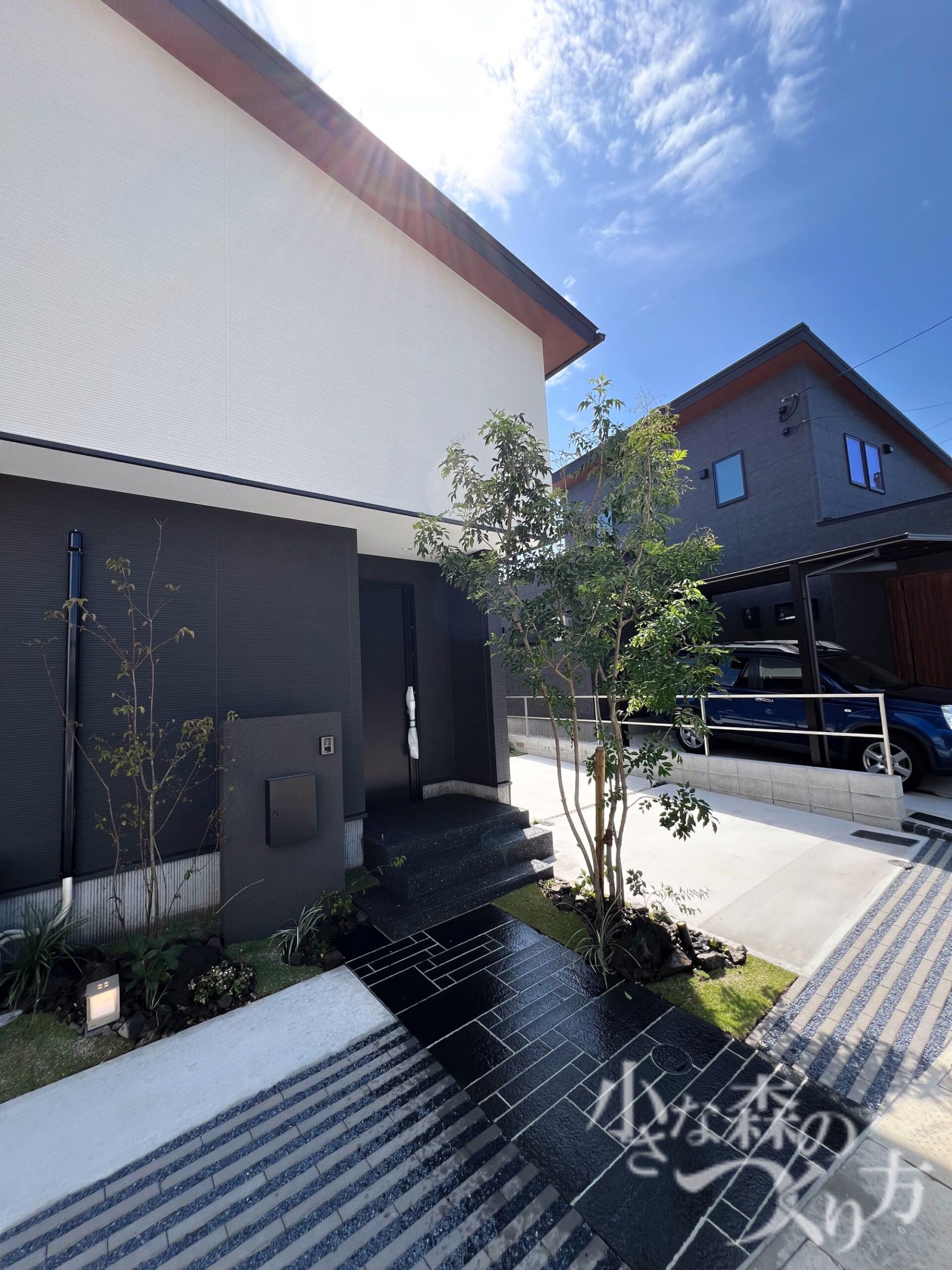 <p>ブラックの自然石をアプローチの足元に敷くことで、高級感のある雰囲気が引き立ちます。</p>
<p>シックで上品な門柱は、訪れる方々に落ち着いた雰囲気を演出してくれます。</p>
<p> </p>