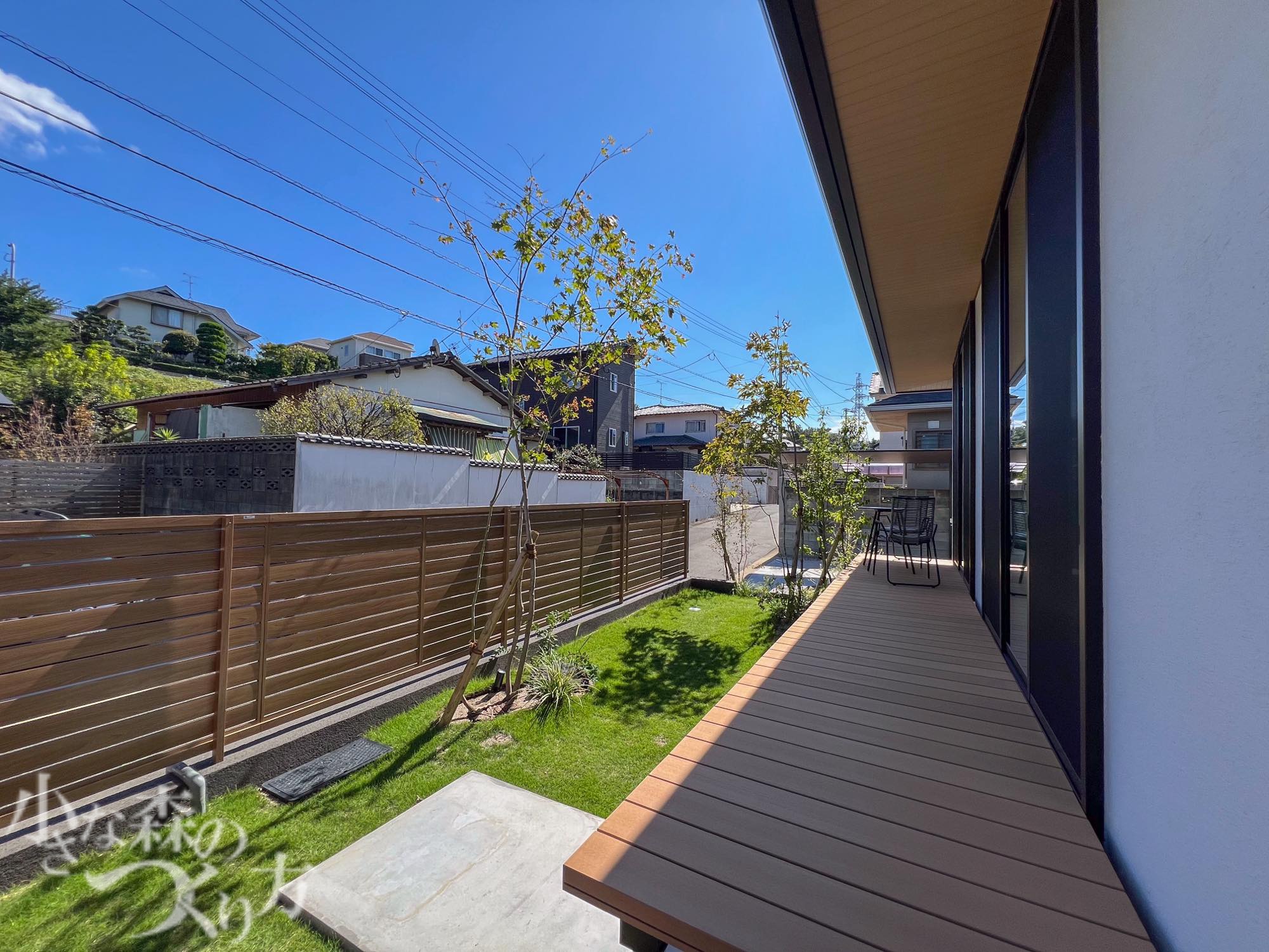 <p>ナチュラルな色のウッドデッキで居心地のいいくつろぎ空間</p>
<p>フェンスの色と統一感がありスッキリとした雰囲気です。</p>
<p>窓からも植栽が鑑賞でき四季を感じられます。</p>
<p> </p>