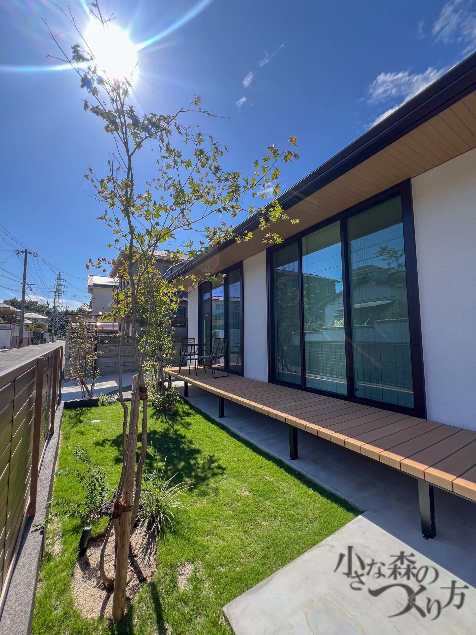 <p>ナチュラルな色のウッドデッキで居心地のいいくつろぎ空間</p>
<p>フェンスの色と統一感がありスッキリとした雰囲気です。</p>
<p>窓からも植栽が鑑賞でき四季を感じられます。</p>
<p> </p>