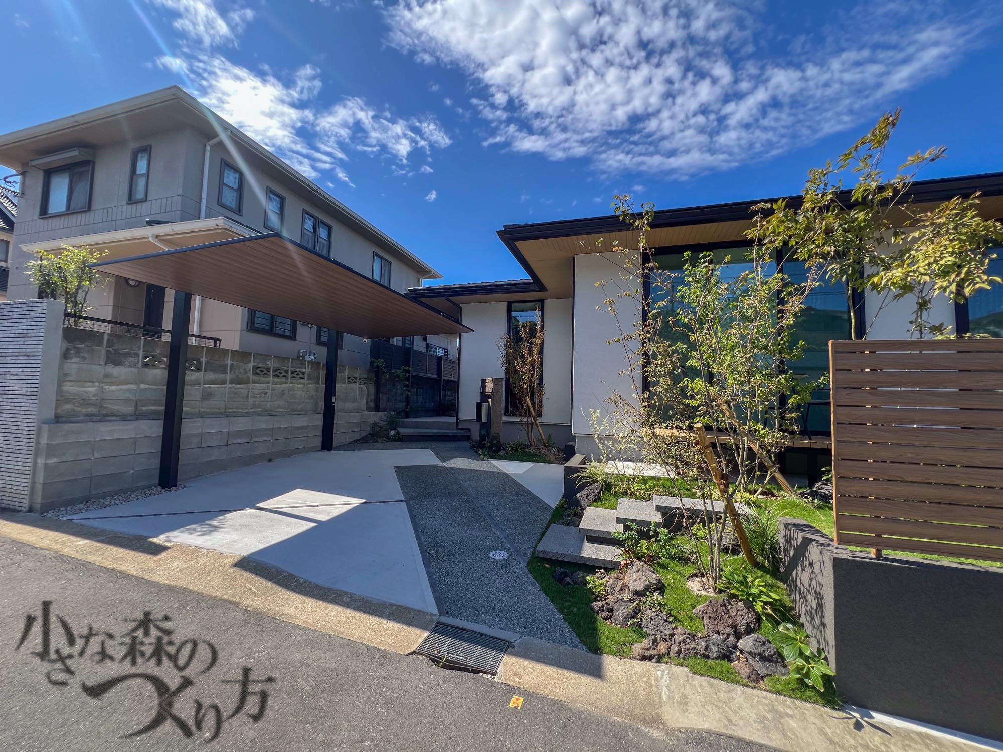 <p>カーポートの木調色のデザインが建物の外観になじんで心地よいぬくもりがある印象です。</p>
<p> </p>
<p> </p>