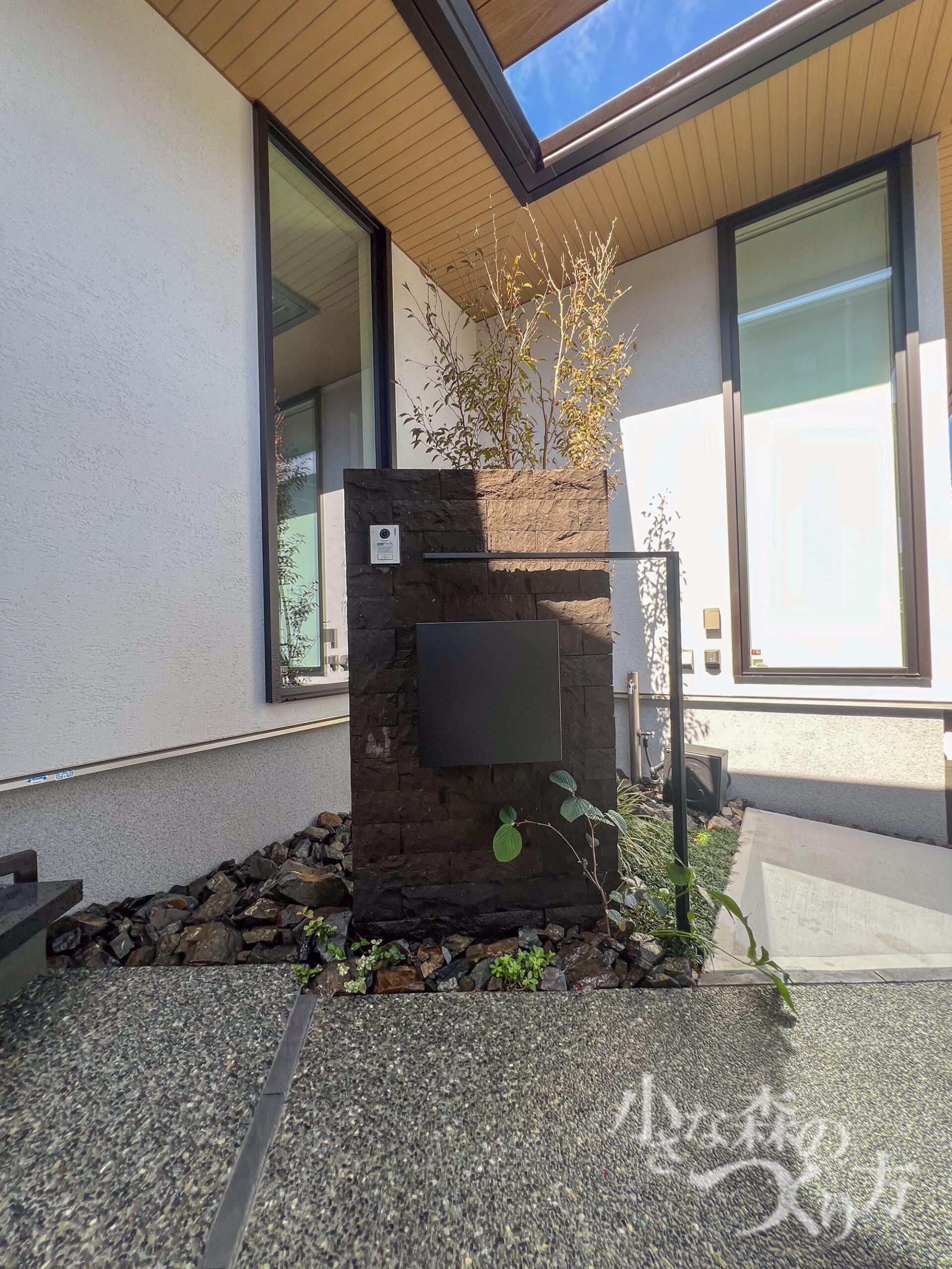 <p>シンプルの中にも自然石貼りの門柱がシックで重厚感と存在感があり目を惹き</p>
<p>門柱の後ろにヒメシャラの植栽が玄関窓や訪れる方々に癒しを与えてくれます。</p>
<p> </p>