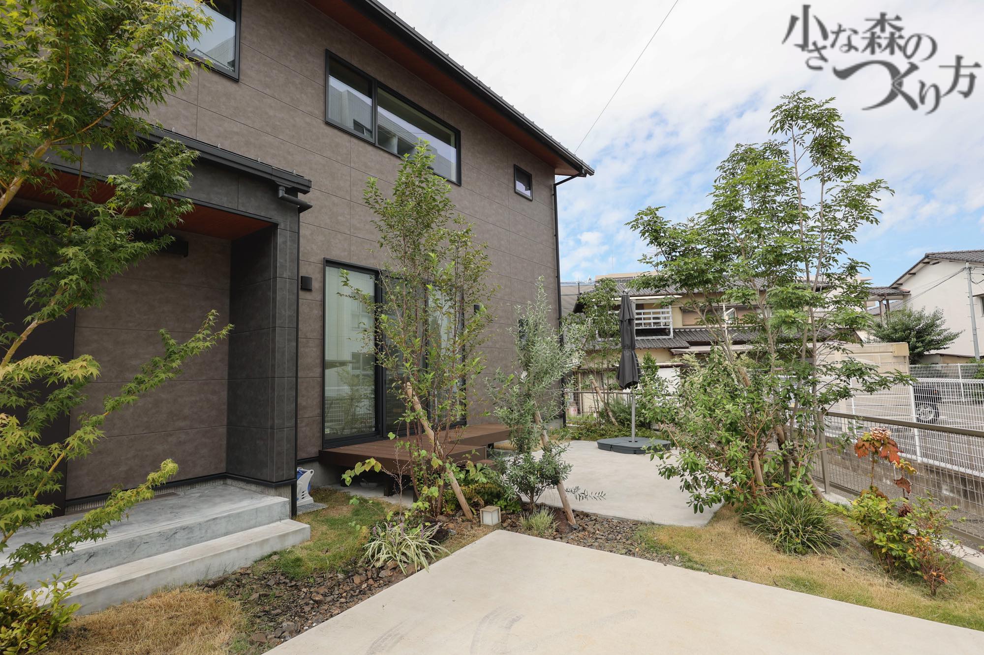 <p>庭にウッドデッキとたくさんの木々がくつろぎと楽しみを提供する素敵な空間です。</p>
<p>足元はスミモルタル仕上げでシンプルかつモダンな印象を与えてくれます。</p>
<p> </p>
<p> </p>